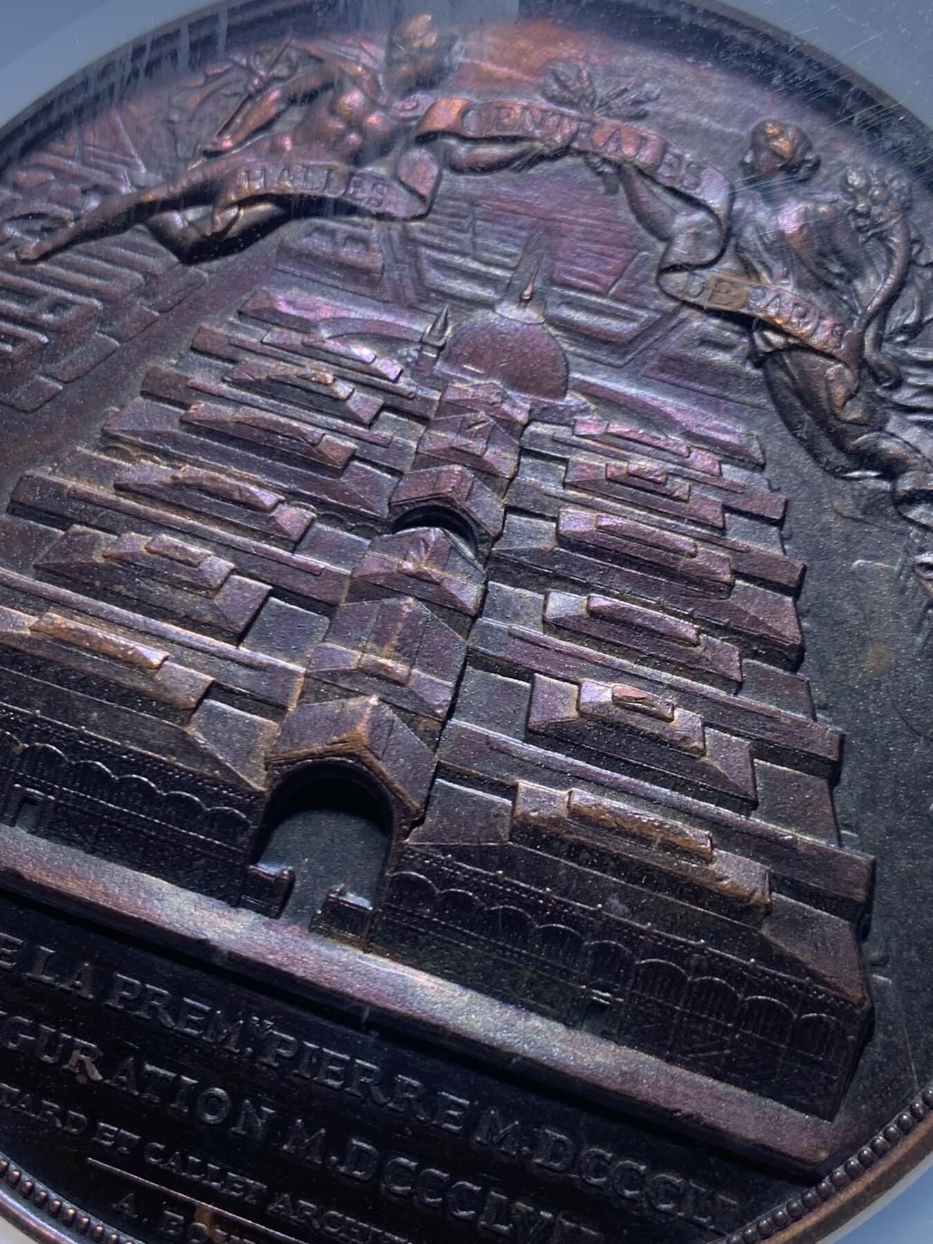 《竞宝斋》第453场 周日，周一 2场连拍 （全场包邮，欢迎送拍） NGC MS62BN 法国巴黎中央市场奠基仪式纪念章。巴黎中央市场由拿破仑三世推动建设，于1857年奠基，1866年完工。设计者维克多·巴尔塔德是法国著名建筑师，他设计的中央市场被誉为“巴黎的肚腹”。加大加厚盒