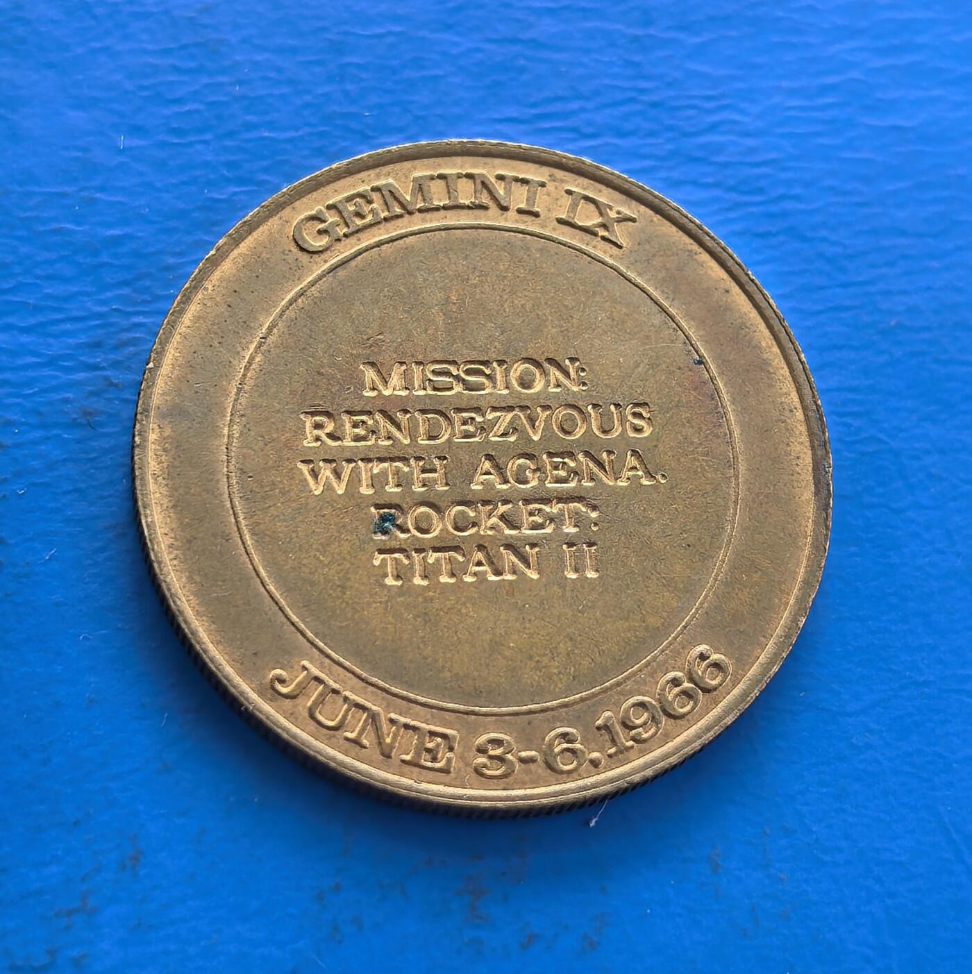 外国优质老铜币高银银币，周六九点倒数截拍，满百包邮，持续收拍 1966 年双子座 9 号任务纪念章，见证 NASA 太空交会里程碑（泰坦 II 火箭、阿金纳对接），镌宇航员 Stafford、Cernan 名，铜质凝萃太空竞赛热血。作为登月前奏的航天史物证，承载人类探索宇宙的勇气与技术突破，是太空迷、科技藏家解码航天史诗的独特标的 。