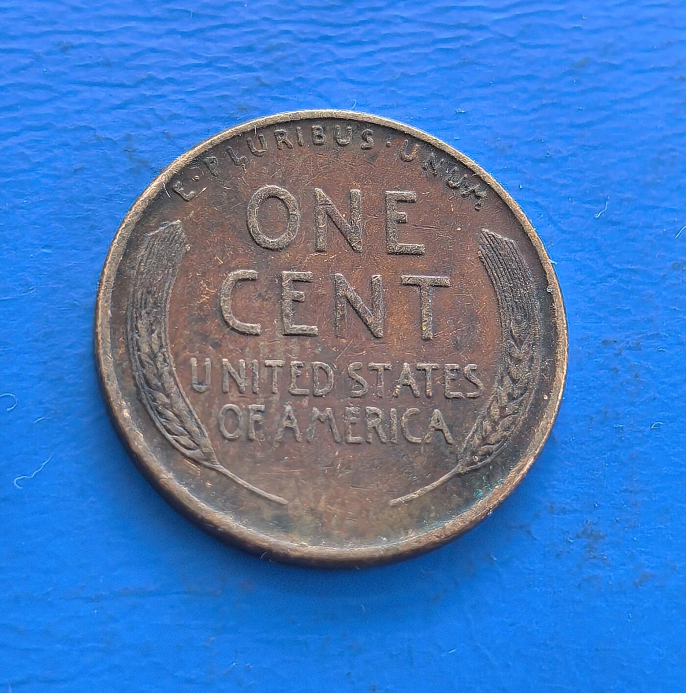 外国优质老铜币高银银币，周六九点倒数截拍，满百包邮，持续收拍 美国林肯1942 年 1 分铜币（小麦版D版），铸于二战关键期。正面林肯像凝自由精神，背面小麦穗彰农业根基，铜质包浆载战时痕迹。见证美国参战脉络，属经典流通币标本，设计融总统符号与民生意象，虽存世量丰，却藏时代厚重，是解码美国二战史、收藏入门的亲民标的 。