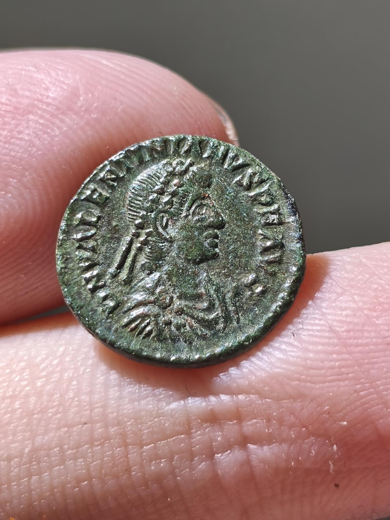 星盘世界钱币2026一月十日新年古典精品大拍 精彩纷呈 美品！罗马帝国 公元375-392年 瓦伦提尼安二世 AE4铜币，这个品种好评比较难找，此品已经算是非常漂亮了，而且打制非常深，光滑的绿色皮壳