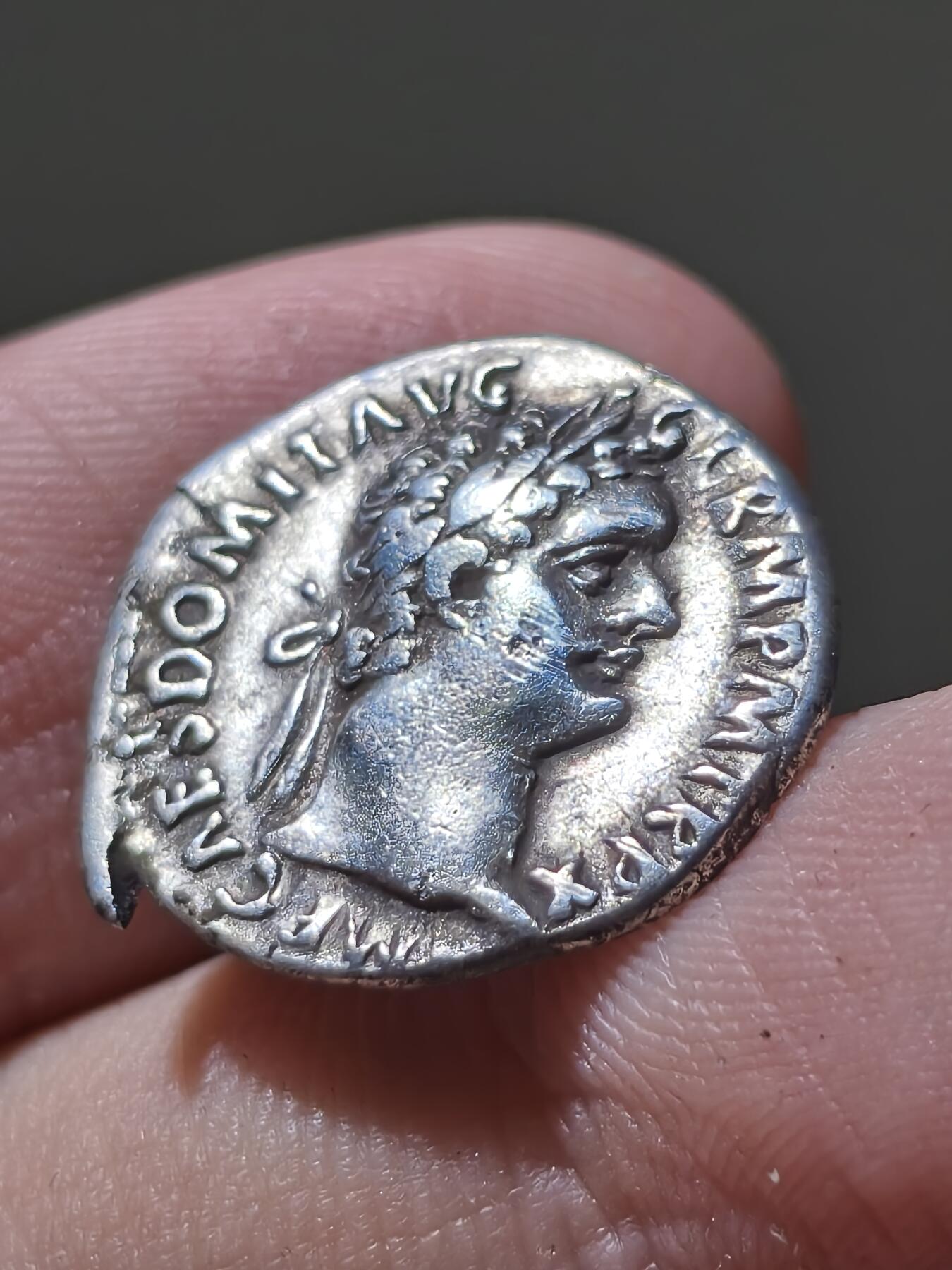 星盘世界钱币2026一月十日新年古典精品大拍 精彩纷呈 罗马帝国 公元81-96年 图密善 第纳尔银币，这一枚非常有趣，带有一个小角，而且图密善的银币大多品相不好，这一枚已经算是比较不错了