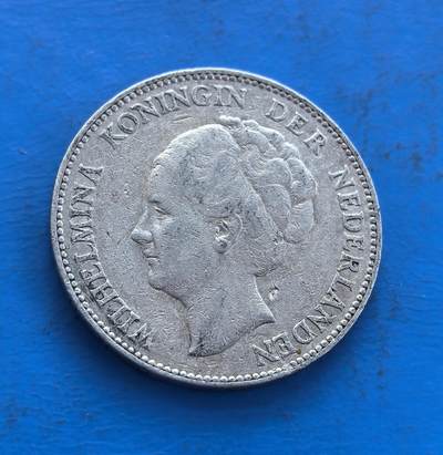 外国优质老铜币高银银币，周六九点倒数截拍，满百包邮，持续收拍 - 荷兰 1924 年1 盾银币，正面威廉明娜女王像，背面王室纹章，银质包浆凝岁月。见证一战后荷兰重建，载君主制符号与铸币工艺。存世因流通渐稀，属王室币系标本，解码荷兰 20 世纪初历史，藏欧陆王室脉络与货币美学，小众收藏优选 。