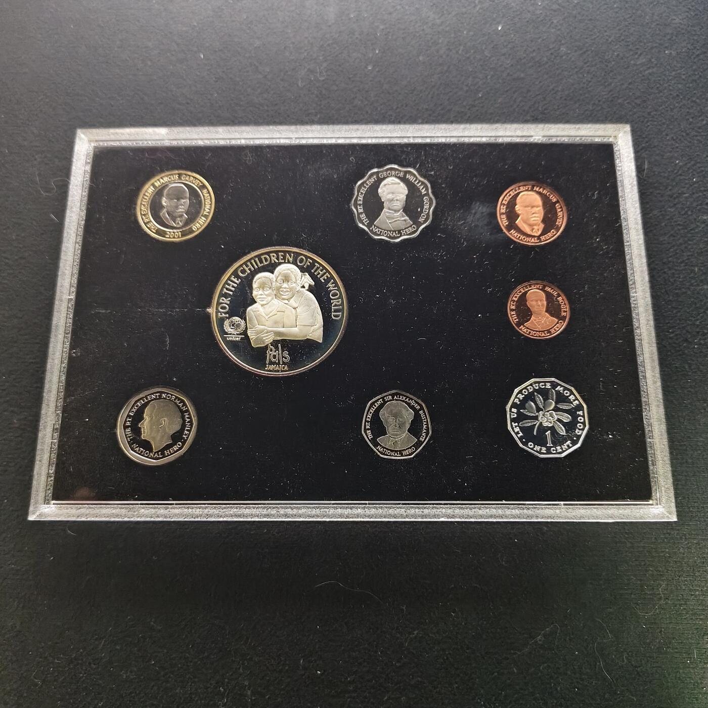 【全场包邮】纯粹捡漏拍491场（免费代拍第28场） 【罕见】牙买加2001年官方精制套币-含联合国儿童基金会精制克朗型（38.61毫米28.28克）纪念银币-量500