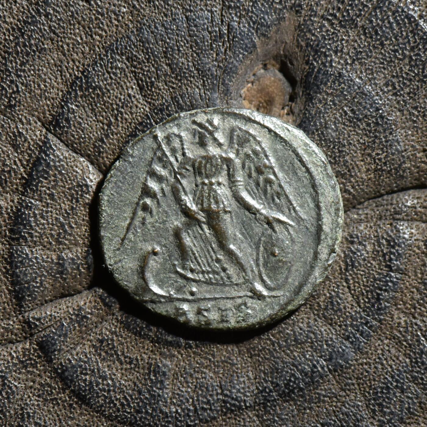 【良泉】第45期【直播场】1月15日晚19.30点开拍！ 208组，西方古代钱币、丝路古珠杂项专场 【藏家出品C】罗马帝国 公元334-335年 君士坦丁堡建城纪念币 ，2.41克