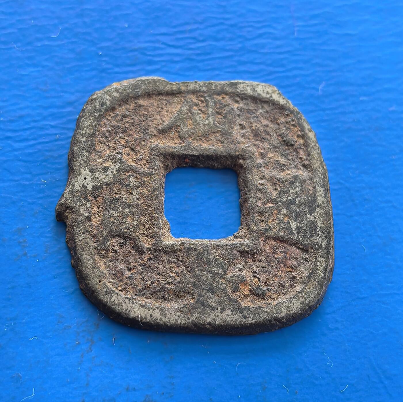 外国优质老铜币高银银币，周六九点倒数截拍，满百包邮，持续收拍 日本江户时代仙台藩铸 “仙台通宝”，方形方孔打破圆形常规，铁材质存世稀（易锈蚀）。见证幕藩经济与伊达氏统治，承载日本古币形制多元性。对研究藩政货币史关键，锈迹凝岁月痕迹，属小众收藏里解码江户脉络的珍稀标本 。