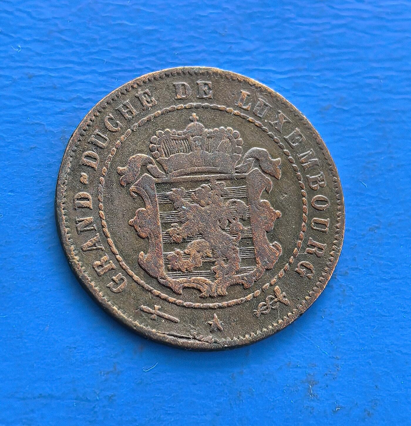 外国优质老铜币高银银币，周六九点倒数截拍，满百包邮，持续收拍 卢森堡大公国1854 年 2½ 分铜币，属君主制早期铸币。正面花环寄繁荣愿景，背面纹章（雄狮、王冠）彰王权威严，凝萃 19 世纪欧陆币艺。见证大公国货币体系初创，承载小国近代化脉络，存世因年代久远渐稀。是解码卢森堡早期历史、收藏欧陆小众币的独特标本 。