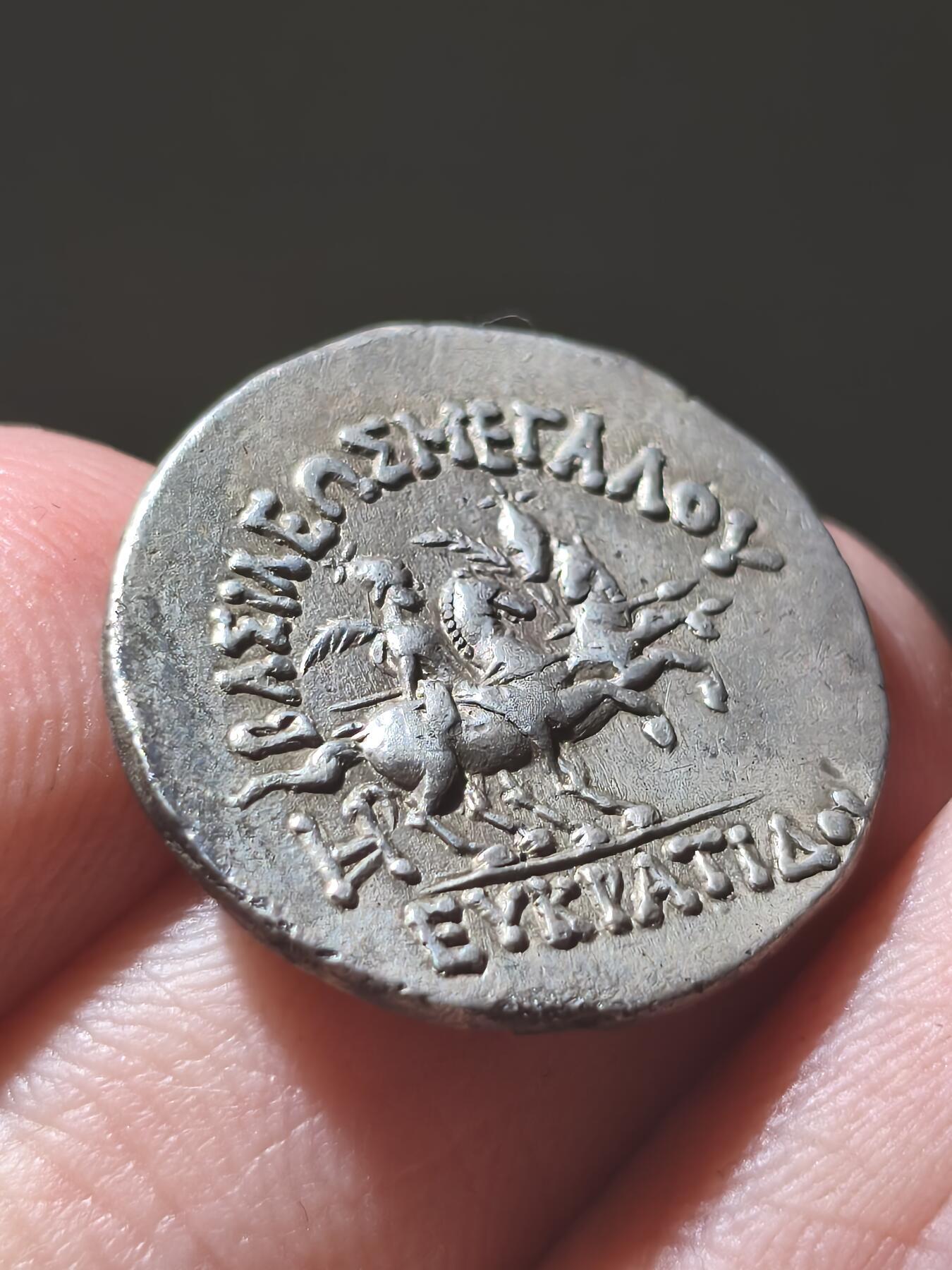 星盘世界钱币2026一月十日新年古典精品大拍 精彩纷呈 典藏名品美品！希腊化-中亚 巴克特里亚王国-欧克拉提德斯国王 1德拉克马银币 背面是狄俄斯库里兄弟骑兵 文骑马面王像，品相非常漂亮，铭文清晰图案全美，底板光滑平整，而且这种类型的着盔版非常少见，这一枚应该是普什卡拉瓦提造币厂的