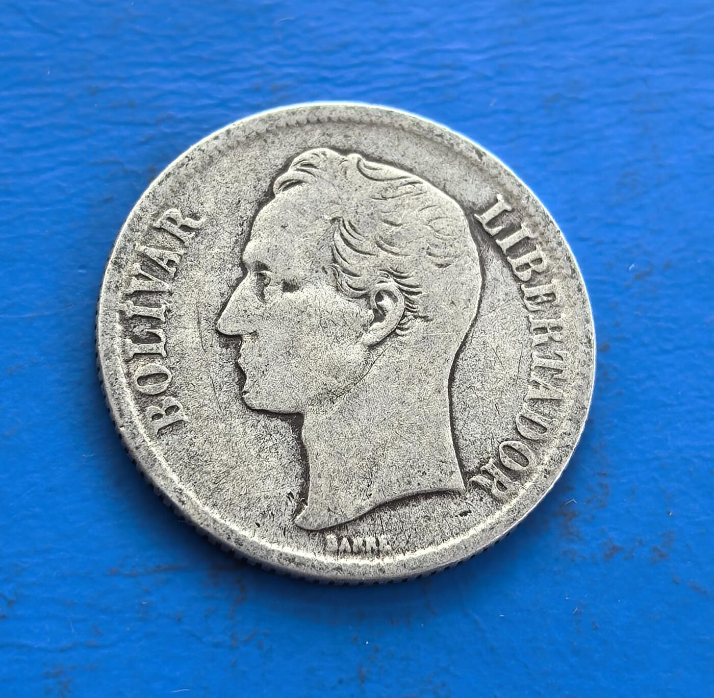 外国优质老铜币高银银币，周六九点倒数截拍，满百包邮，持续收拍 委内瑞拉1954 年银币，正面刻拉美独立英雄玻利瓦尔，背面饰国徽（含骏马等元素），银质包浆蕴岁月痕迹。承载南美解放史记忆，融英雄符号与国家象征，因地域小众存世独特，是解码拉美独立脉络、收藏异域币艺的珍贵标本 。