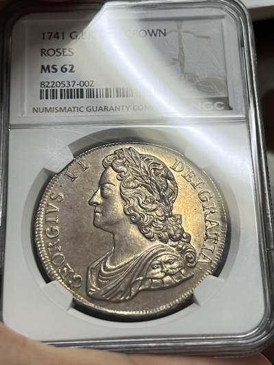 万国钱币拍卖第058期（万国新年大拍） NGC MS62 1741英国乔治二世玫瑰克朗 英国克朗系列中的大名誉品种 早期青年版头像 来自十八世纪中期的巅峰工艺 深峻的打制让你不会错过任何一个高点细节 玫瑰与纹章的设计在双面香槟金彩的加持下尽显雍容 不同错过的顶级收藏品质