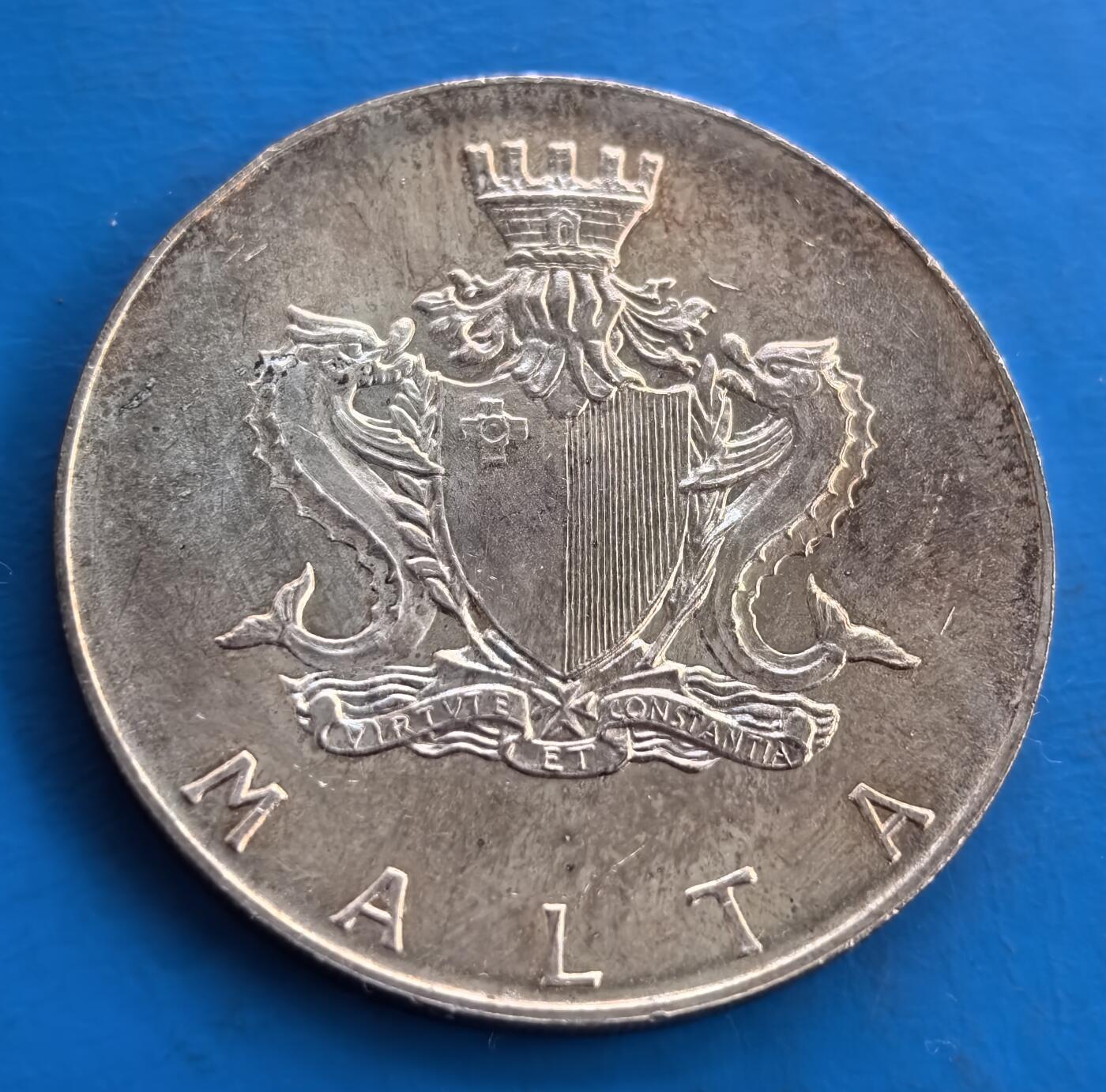 外国优质老铜币高银银币，周六九点倒数截拍，满百包邮，持续收拍 马耳他 1973 年2 里拉大银币，正面镌国徽（双海马护盾、城堡顶，配 “勇气与坚韧” 铭文），背面刻姆迪纳古城门，尽显地中海岛国建筑与纹章艺术。小众国家钱币，填补收藏版图空白，是挖掘地中海货币文化、品鉴历史建筑的优质藏品，历史底蕴与艺术价值交融 。