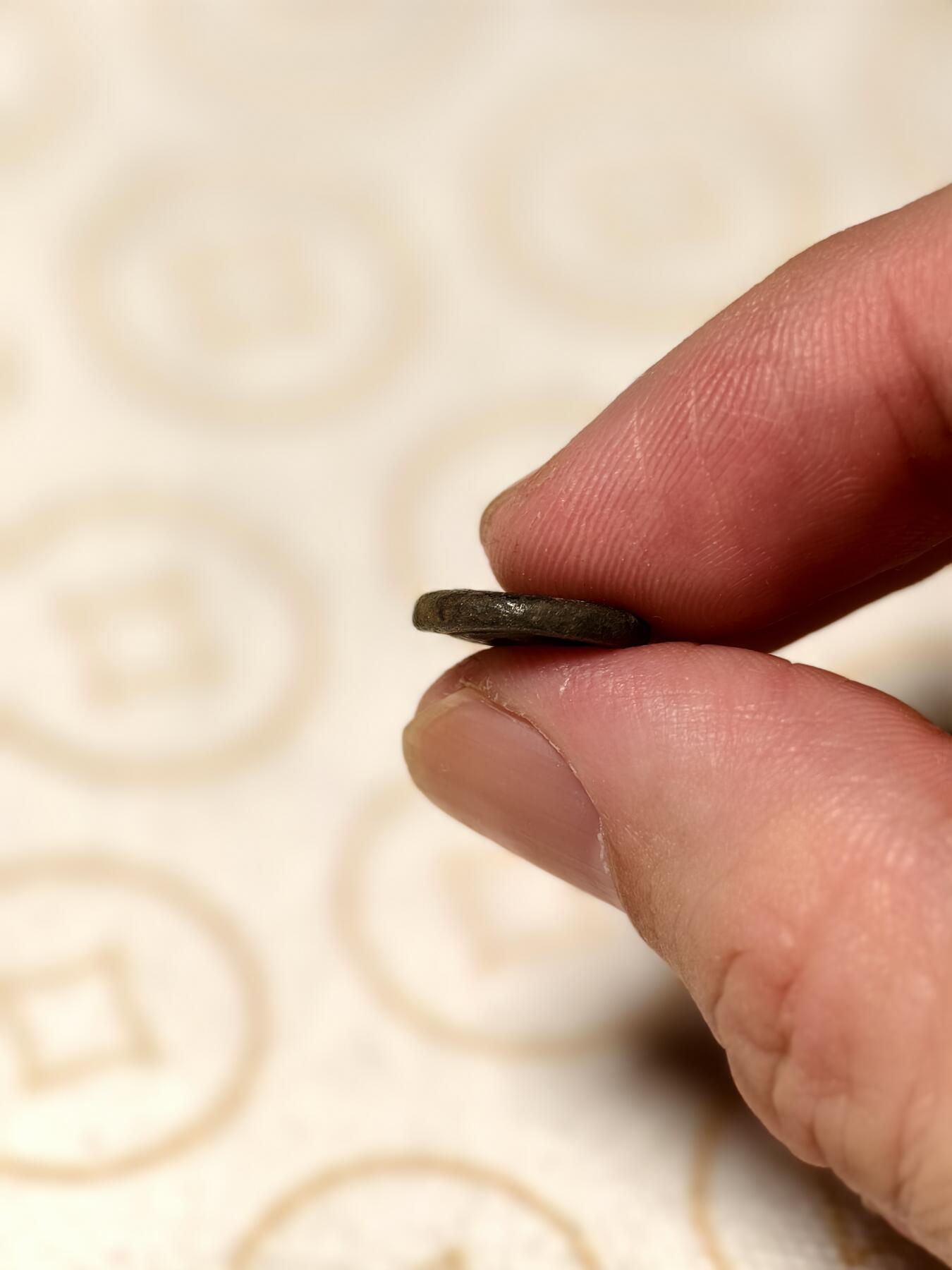 抚柳草堂-第五期章牌钱币（元旦欢庆场） 奖章勋章限时免佣 满百包邮 放漏专场 三佛齐王国末期至满者伯夷王国早期打制小银币 1.4g重正面有檀香花徽记，背面爪哇岛文，面值1 Unit或称Masa