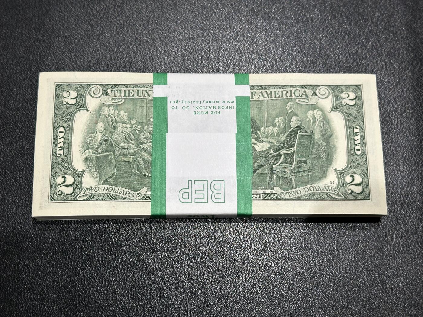 《外钞收藏家》第五百九十八期（2026年新年第一场）（本平台长期征集拍品、欢迎藏友们联系合作） 2013年美国小头版2美元 标准100连号 全新UNC 高位无47 尾601