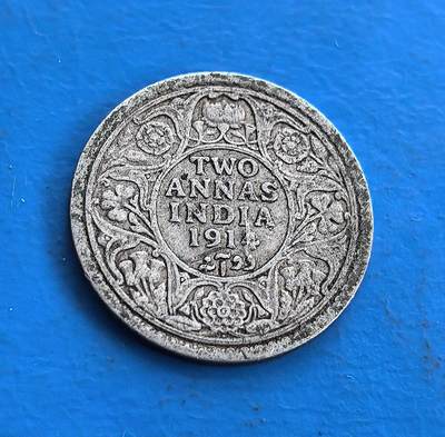 外国优质老铜币高银银币，周六九点倒数截拍，满百包邮，持续收拍 - 英属印度1914 年 2 安那银币，正面乔治五世 “国王 - 皇帝” 像，背面花卉纹环饰 “TWO ANNAS INDIA 1914” 及印度文。银质见证英殖民统治，设计融合英伦君主与印度装饰，铸于一战前夕，属殖民货币稀有标本。承载跨文化统治脉络，为研究英印关系、帝国货币史的独特藏品，藏殖民时代交融印记 。