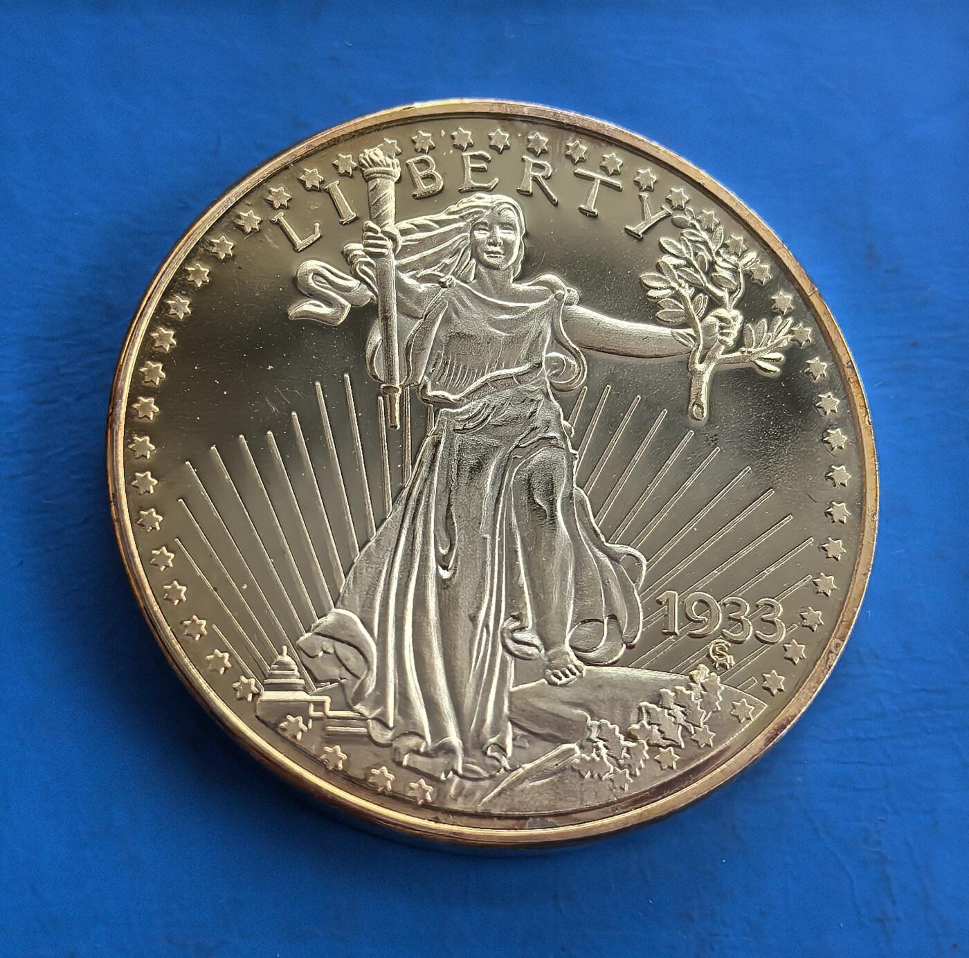 外国优质老铜币高银银币，周六九点倒数截拍，满百包邮，持续收拍 美国1933 年双鹰金币纪念章，直径40mm，32克，复刻传奇币型：正面自由女神持火炬橄榄枝，背面飞鹰雄姿，精制工艺还原细节，镜面莹润。原版天价稀世，此仿品以亲民价复刻经典，承载美国钱币文化符号，适合收藏入门、文化品鉴，是触摸历史名币艺术的独特载体，工艺与题材兼具 。直径40mm，32克