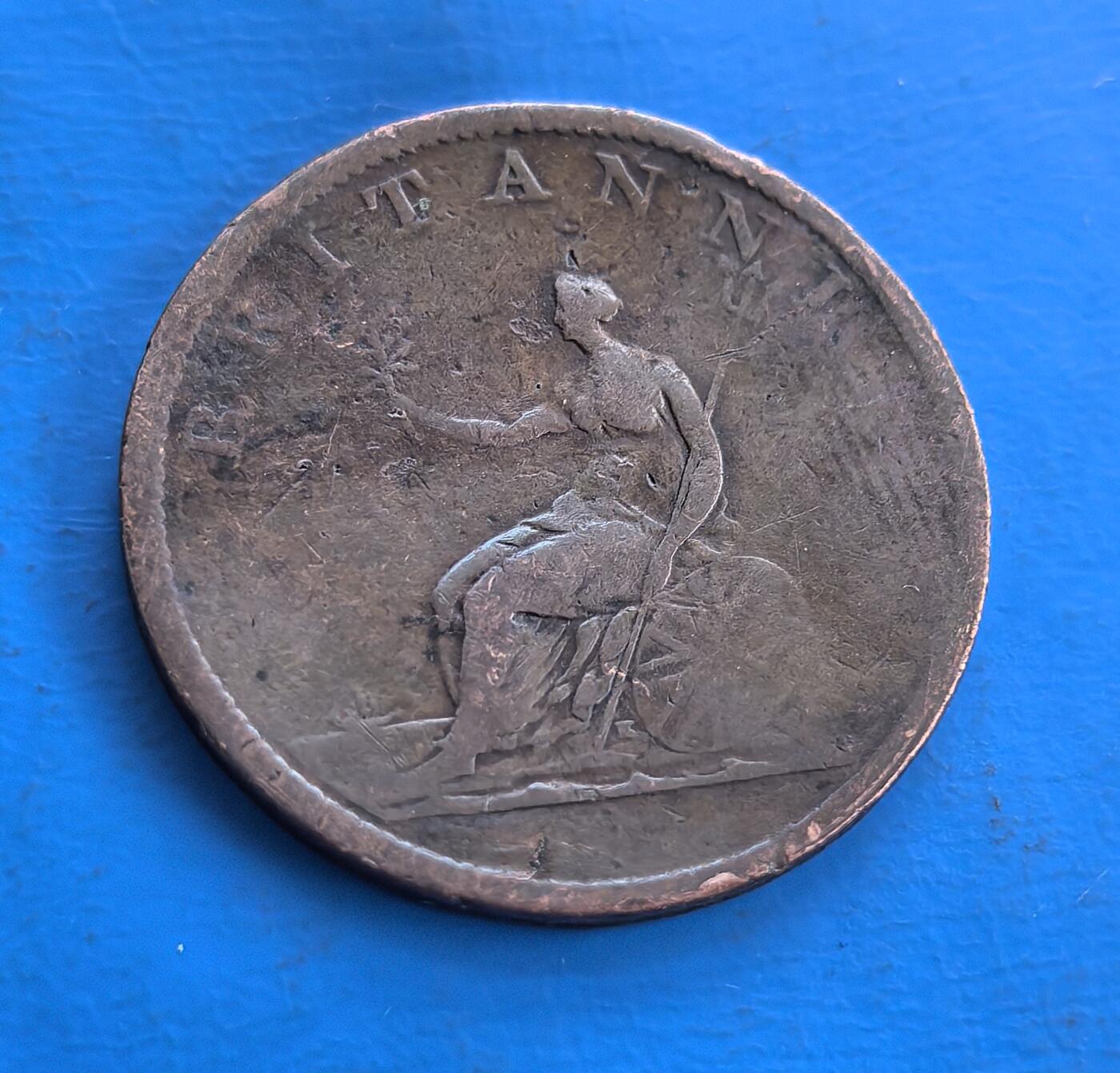 外国优质老铜币高银银币，周六九点倒数截拍，满百包邮，持续收拍 英国1807 年乔治三世铜币，直径28.6mm，9克，诞生于拿破仑战争烽火，正面君主像、背面不列颠尼亚女神纹章，见证英帝国崛起进程。虽历经磨损，包浆仍凝百年历史痕迹，属工业革命初期货币标本，承载战争与殖民扩张脉络，为英币收藏填补早期序列，藏 19 世纪初政治经济变迁余温