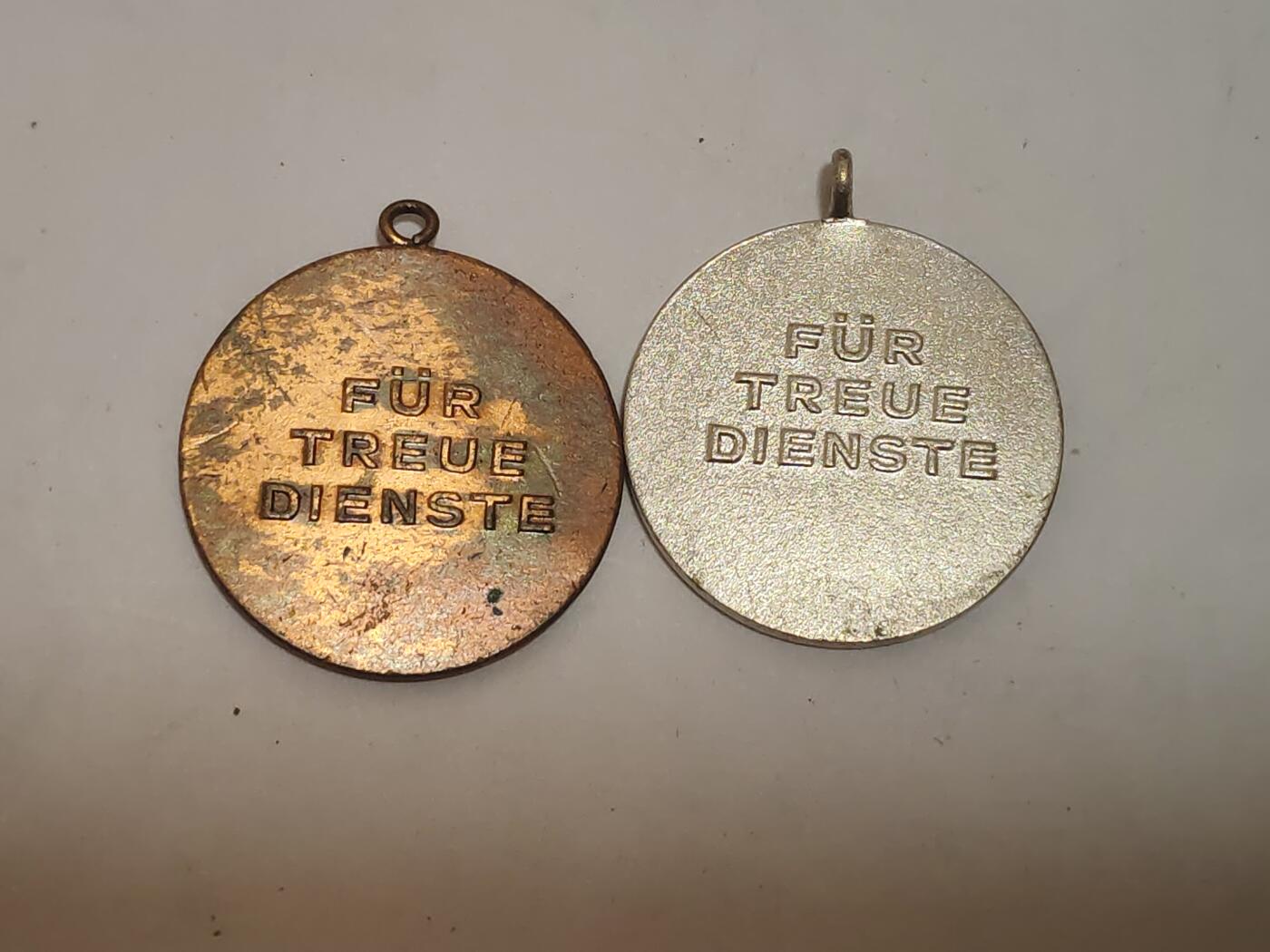 韵星假日拍卖第三十四期 -- Rimey Holidays Auction 34 民主德国邮政忠诚服务奖章铜银级章头一组