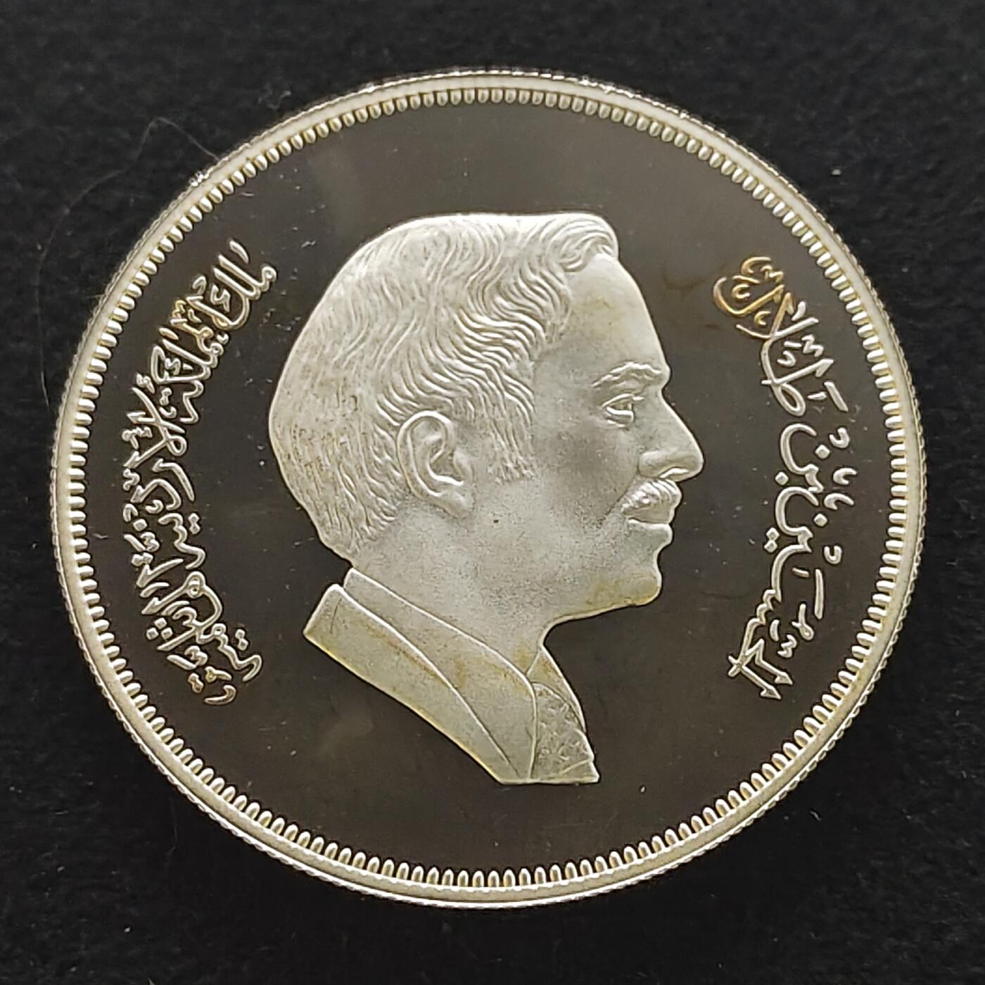 【全场包邮】纯粹捡漏拍491场（免费代拍第28场） 【少见】约旦1977年3第纳尔WWF组织15周年巴勒斯坦太阳鸟超大精制（42毫米35克）纪念银币-量4897