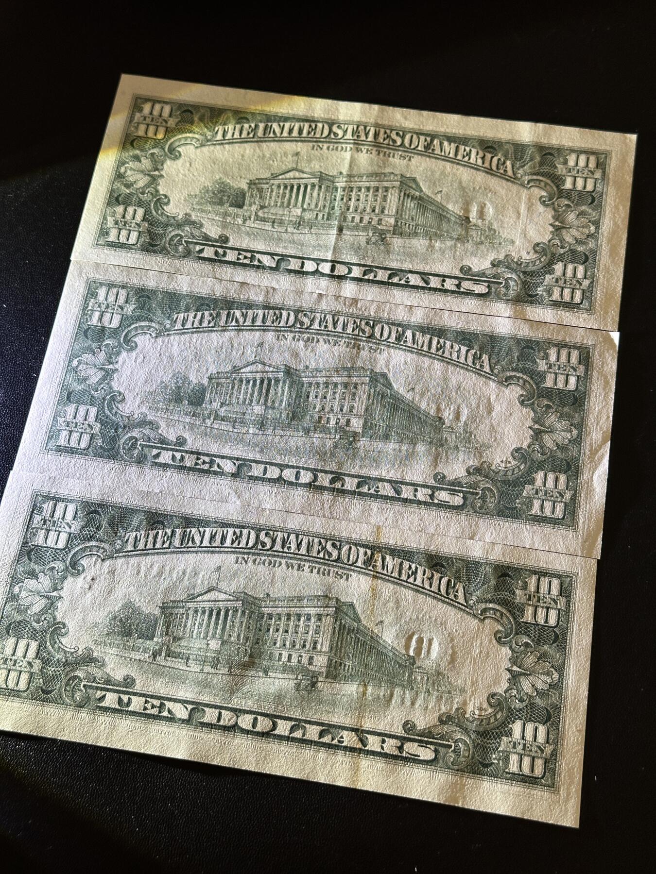 《外钞收藏家》第五百九十八期（2026年新年第一场）（本平台长期征集拍品、欢迎藏友们联系合作） 1995年美国小头版10元AU+85年UNC- +90年背面有胶 3张一起