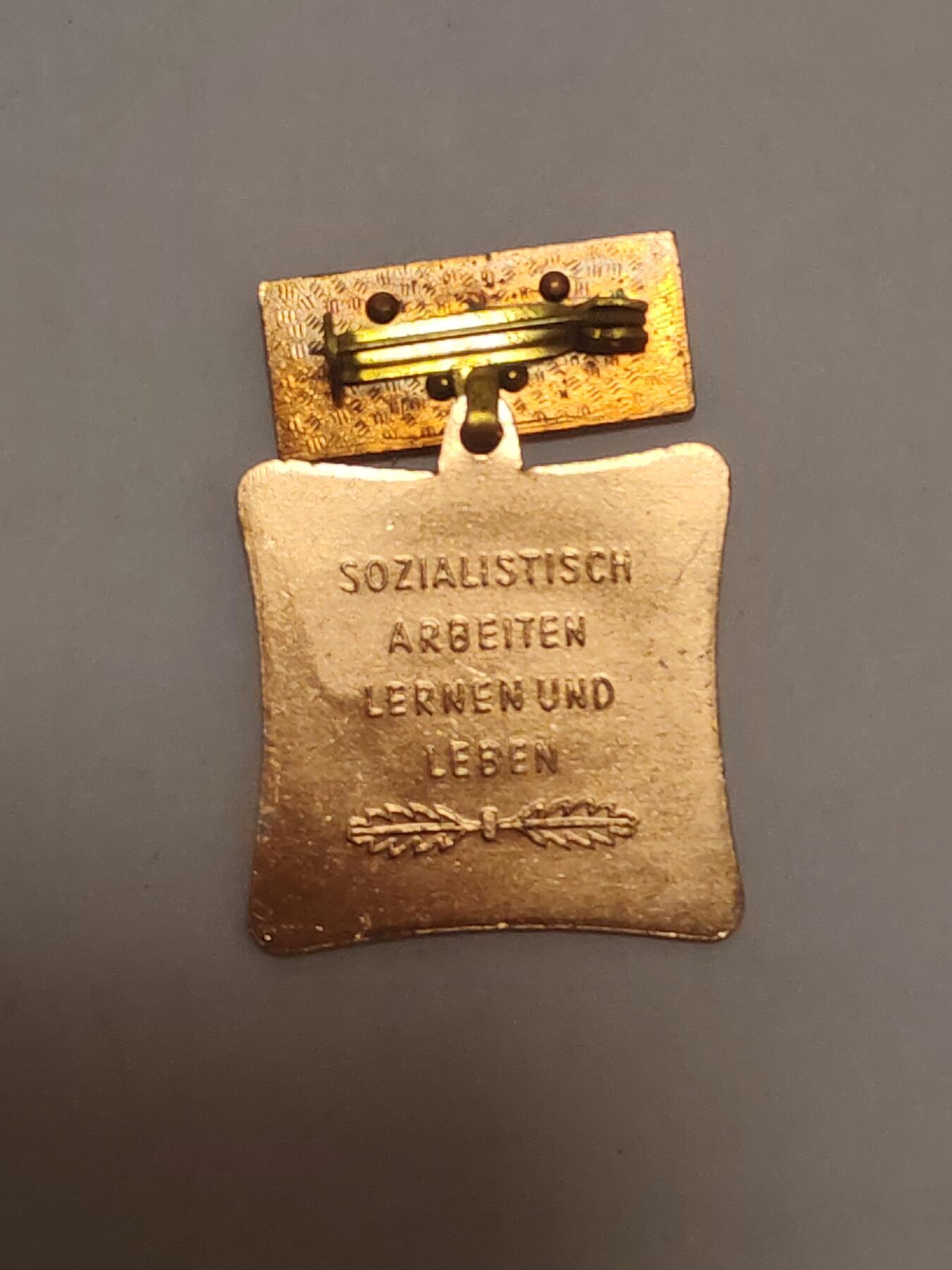 韵星假日拍卖第三十四期 -- Rimey Holidays Auction 34 民主德国集体劳动模范奖章