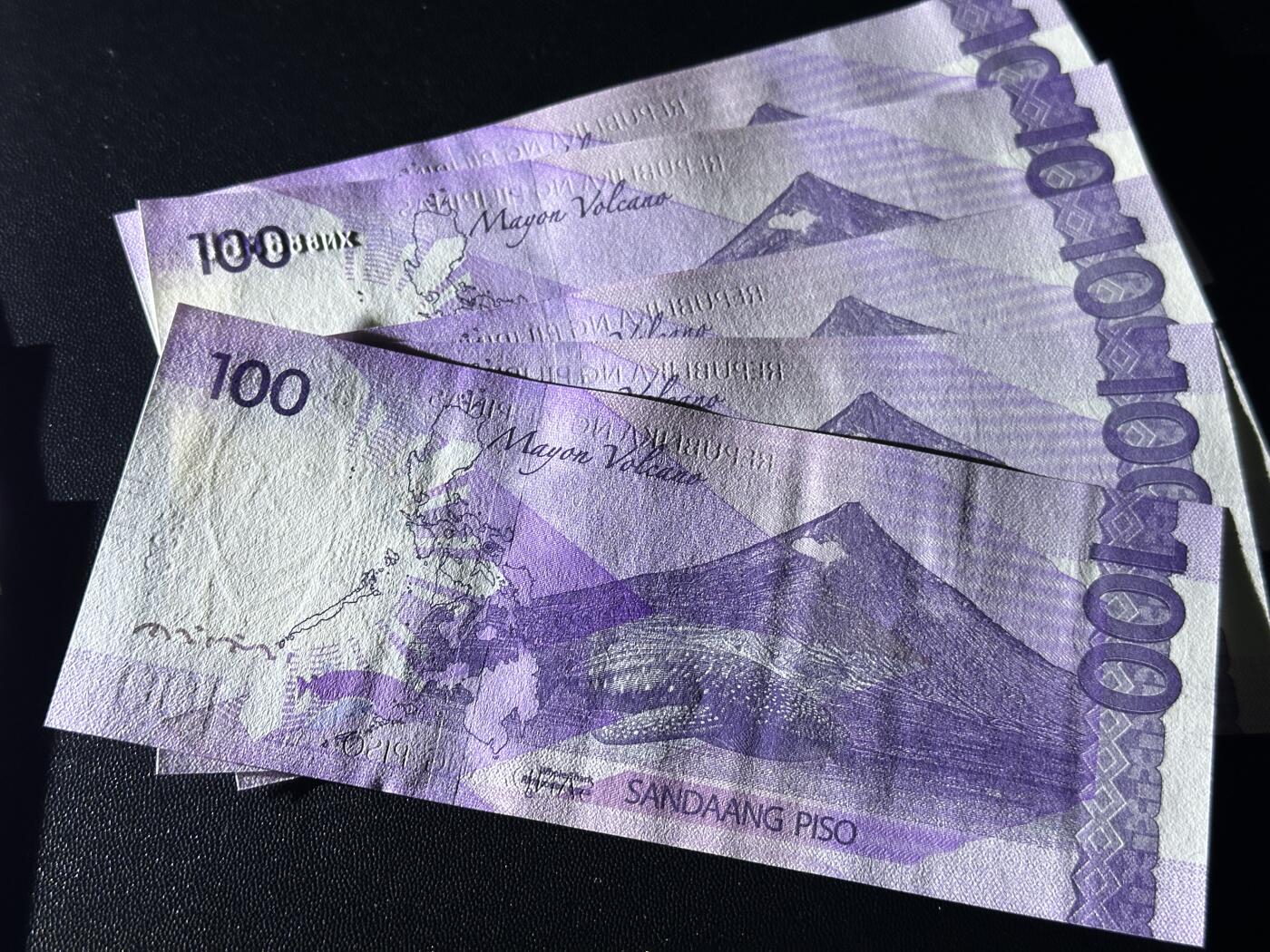 《外钞收藏家》第五百九十八期（2026年新年第一场）（本平台长期征集拍品、欢迎藏友们联系合作） 2025年菲律宾100比索10张通天号一起 全新 6个1的有点钞痕 其他没问题