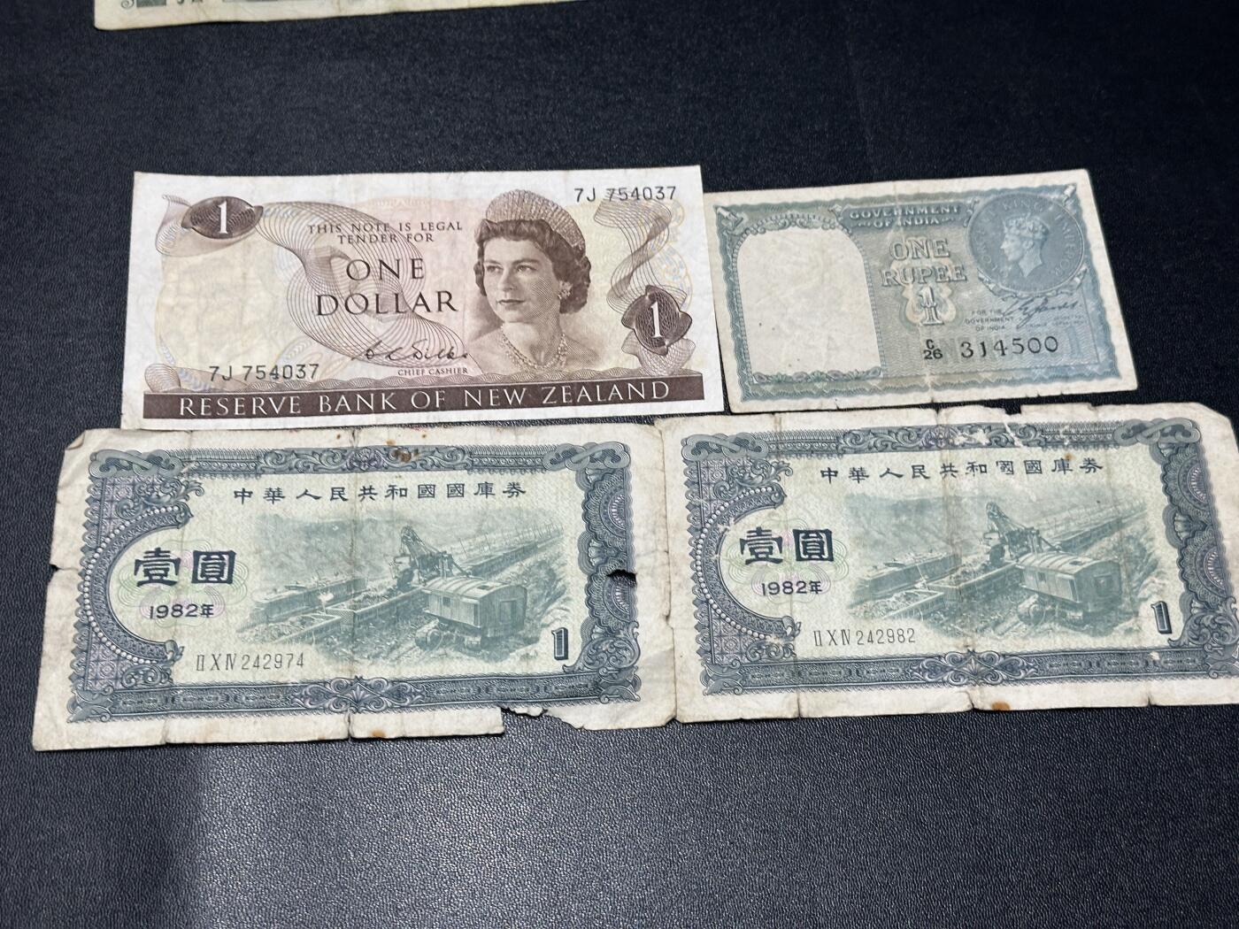 《外钞收藏家》第五百九十八期（2026年新年第一场）（本平台长期征集拍品、欢迎藏友们联系合作） 新西兰1元+印度乔治六世1卢比+国库券壹元2张 一起 非全新 品相如图