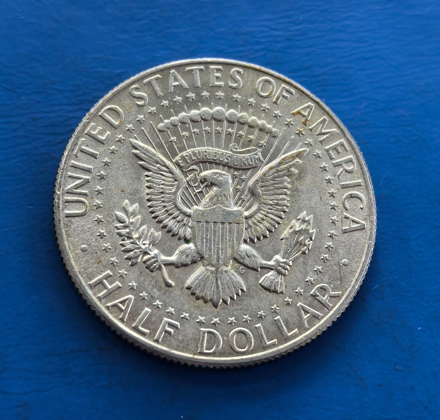 外国优质老铜币高银银币，周六九点倒数截拍，满百包邮，持续收拍 肯尼迪1968 年半元银币，为纪念遇刺总统发行，属早期银质版（后改铜镍合金）。正面肯尼迪肖像、背面国徽，凝萃 60 年代美国社会记忆。银币材质因时代更迭更显珍稀，承载历史厚重与币艺价值，是美国纪念币收藏标志，解码美式文化与时代脉络的独特载体 。