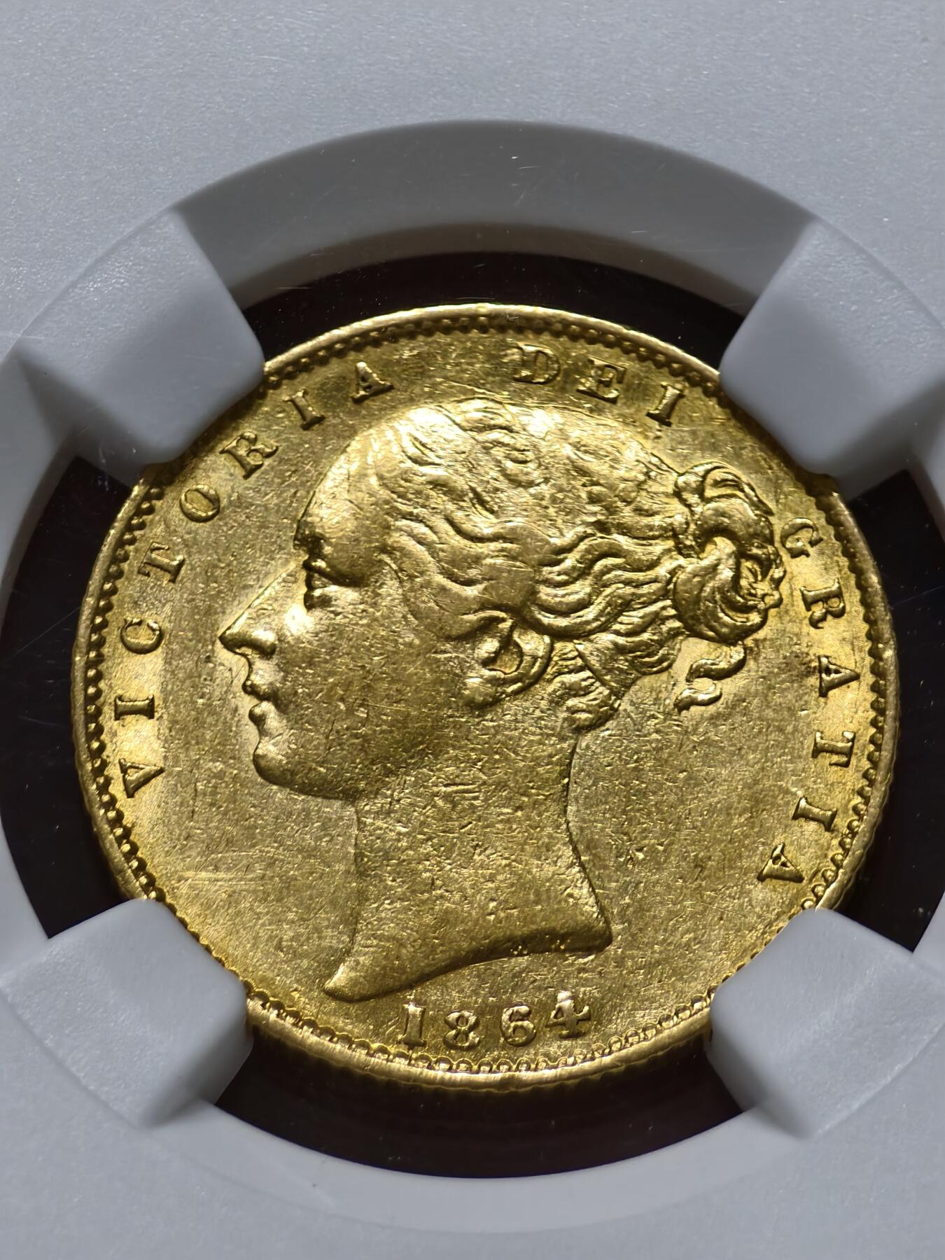 NGC-AU53英国1864年维多利亚女王青年版盾徽金币
