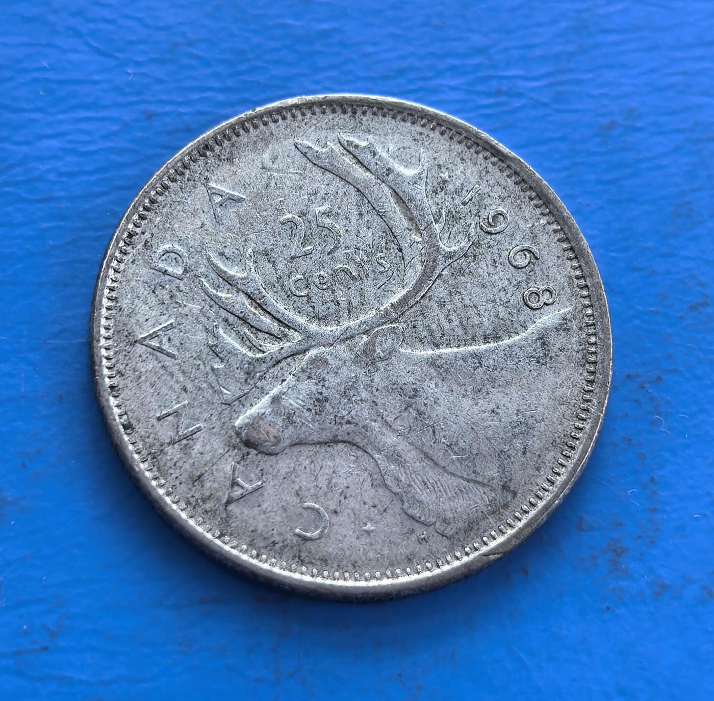 外国优质老铜币高银银币，周六九点倒数截拍，满百包邮，持续收拍 加拿大1968 年 25 分银币，正面伊丽莎白二世肖像（维系英联邦纽带），背面驯鹿（国家象征，雕刻生动），银质包浆凝岁月痕迹。见证加拿大货币与王室关联，融自然符号、君主制脉络于一体，存世因银质流通渐稀，是解码加国身份、收藏英联邦银币的独特标本 。