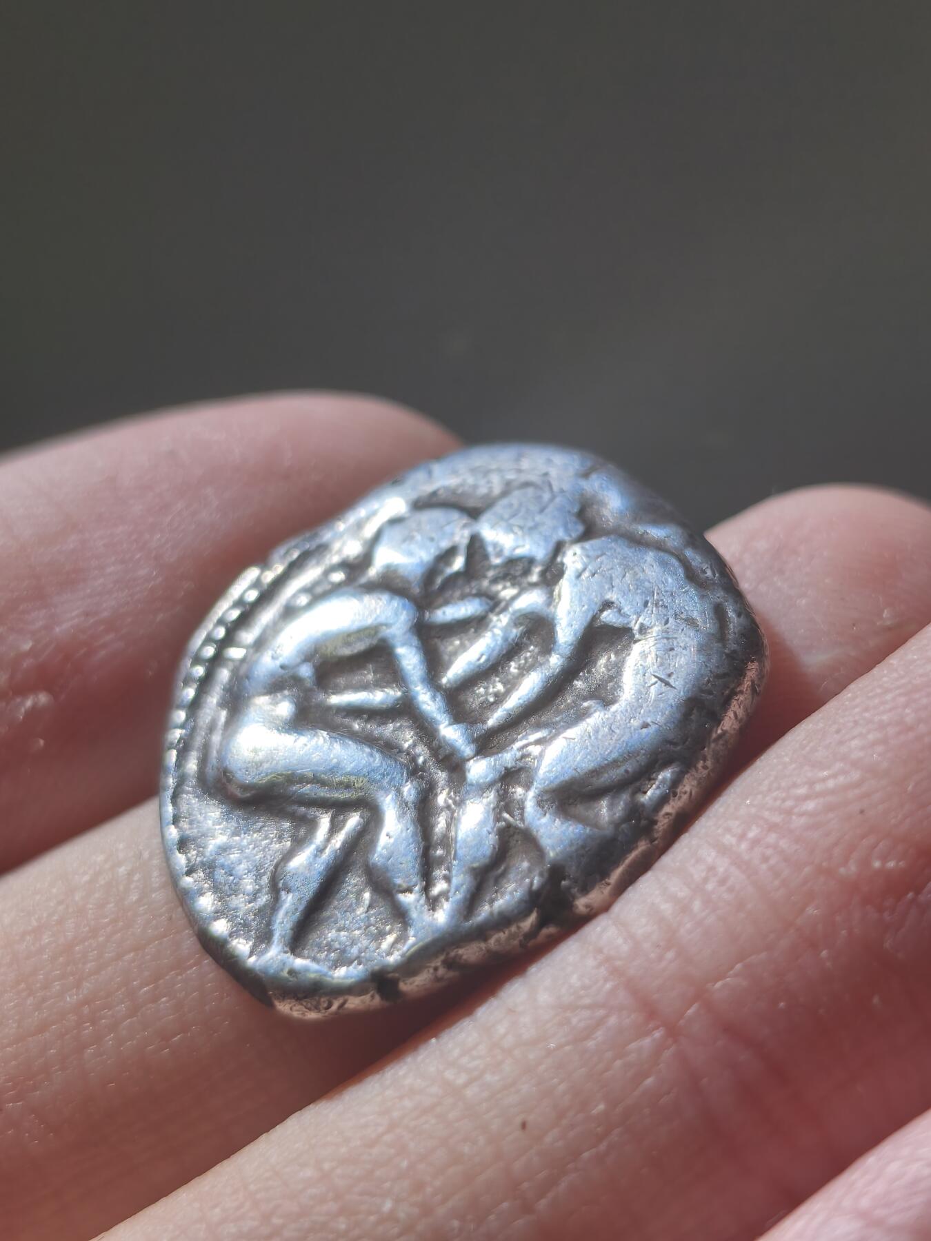 星盘世界钱币2026一月十日新年古典精品大拍 精彩纷呈 古希腊 潘菲利亚地区 公元前4世纪 奥运会摔跤手和投石手 10.7g斯塔特银币正面为两名摔跤手近身缠斗的写实图案