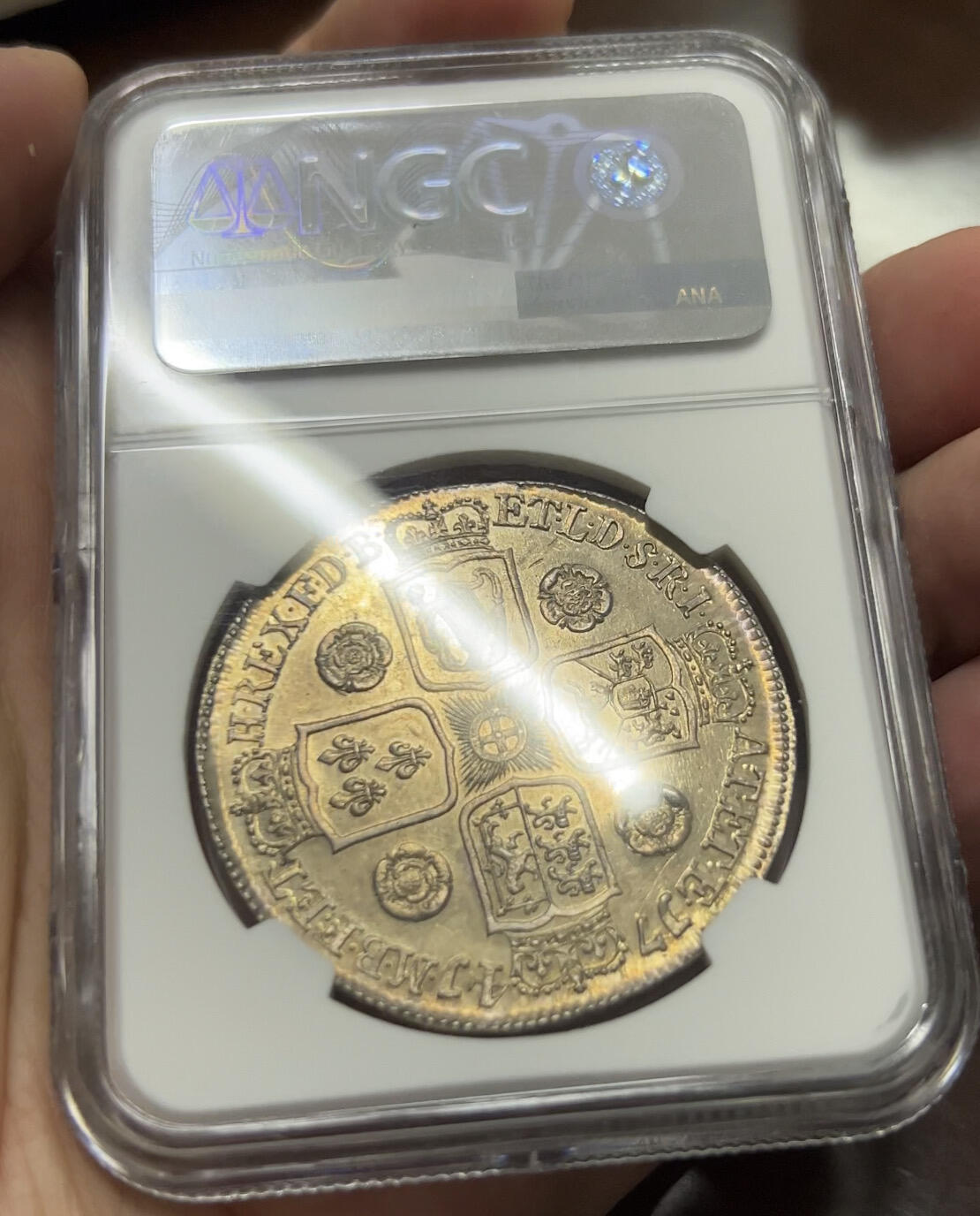 万国钱币拍卖第058期（万国新年大拍） NGC MS62 1741英国乔治二世玫瑰克朗 英国克朗系列中的大名誉品种 早期青年版头像 来自十八世纪中期的巅峰工艺 深峻的打制让你不会错过任何一个高点细节 玫瑰与纹章的设计在双面香槟金彩的加持下尽显雍容 不同错过的顶级收藏品质