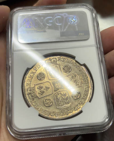 万国钱币拍卖第058期（万国新年大拍） NGC MS62 1741英国乔治二世玫瑰克朗 英国克朗系列中的大名誉品种 早期青年版头像 来自十八世纪中期的巅峰工艺 深峻的打制让你不会错过任何一个高点细节 玫瑰与纹章的设计在双面香槟金彩的加持下尽显雍容 不同错过的顶级收藏品质