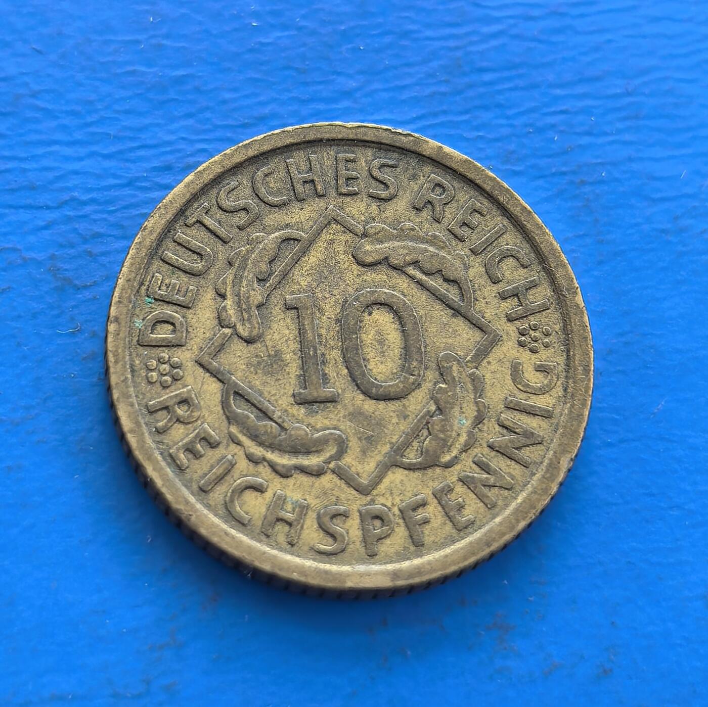 外国优质老铜币高银银币，周六九点倒数截拍，满百包邮，持续收拍 魏玛共和国1935 年 10 芬尼铜币（慕尼黑造币厂，标记 “D”）。正面 “德意志帝国” 旧称隐现政体过渡，背面麦穗纹凝农业符号，铜质包浆载时代痕迹。见证魏玛向纳粹更迭节点，属德国政体转型期货币标本，存世因战乱渐稀，解码 20 世纪初德社会经济，收藏融历史隐喻与工艺细节 。