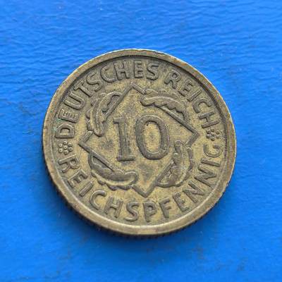 外国优质老铜币高银银币，周六九点倒数截拍，满百包邮，持续收拍 - 魏玛共和国1935 年 10 芬尼铜币（慕尼黑造币厂，标记 “D”）。正面 “德意志帝国” 旧称隐现政体过渡，背面麦穗纹凝农业符号，铜质包浆载时代痕迹。见证魏玛向纳粹更迭节点，属德国政体转型期货币标本，存世因战乱渐稀，解码 20 世纪初德社会经济，收藏融历史隐喻与工艺细节 。