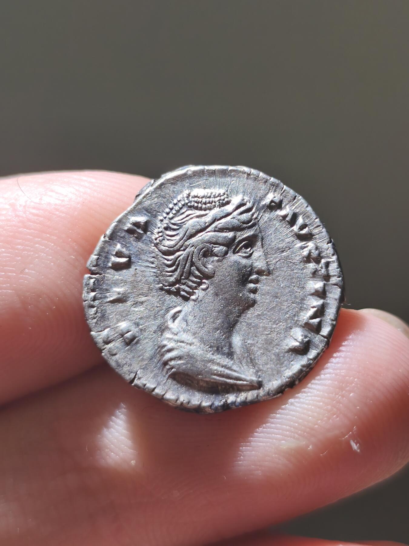 星盘世界钱币2026一月十日新年古典精品大拍 精彩纷呈 精美！古罗马帝国 - 安娜·伽列里娅·福斯蒂娜 (大福斯蒂娜) 第纳里银币 背面孔雀，这是非常经典的名誉品种，孔雀币也是非常受到藏家追捧的一类型，这一枚无论从表面还是打制来讲，都是绝对可以美美入藏的精品