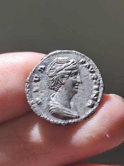 精美！古罗马帝国 - 安娜·伽列里娅·福斯蒂娜 (大福斯蒂娜) 第纳里银币 背面孔雀，这是非常经典的名誉品种，孔雀币也是非常受到藏家追捧的一类型，这一枚无论从表面还是打制来讲，都是绝对可以美美入藏的精品