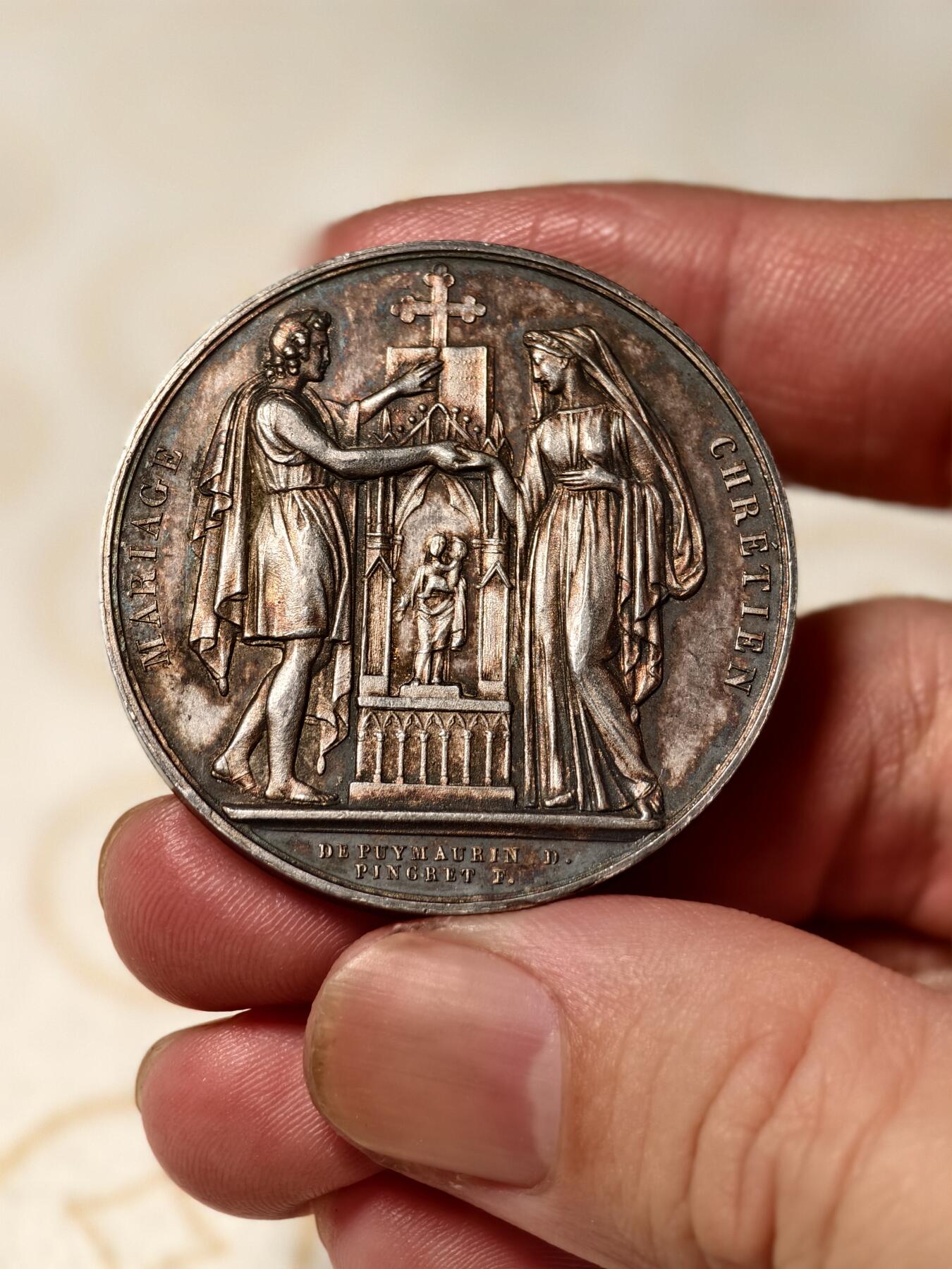 抚柳草堂-第五期章牌钱币（元旦欢庆场） 奖章勋章限时免佣 满百包邮 放漏专场 1843年法国婚姻与爱情纪念银章 大尺寸41mm 32.5g 950银少见船首边铭 背面手刻整体状态很不错