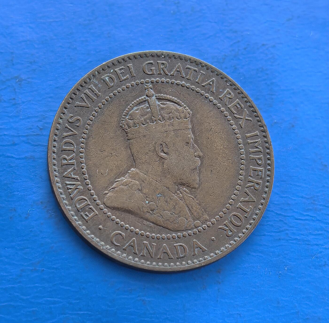 外国优质老铜币高银银币，周六九点倒数截拍，满百包邮，持续收拍 加拿大爱德华七世统治期 1 分铜币，属英联邦殖民遗存。正面国王像牵帝国脉络，背面枫叶纹（加拿大象征）环饰，青铜包浆凝百年痕。见证加拿大向自治过渡，存世渐稀，解码北美殖民史，收藏融王权符号与地域文化，是触摸英联邦时代脉络的独特标本 。