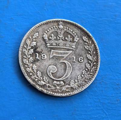 外国优质老铜币高银银币，周六九点倒数截拍，满百包邮，持续收拍 - 英国1916年 3 便士银币，正面乔治五世像，背面 “3” 与皇冠环绕花叶，铸于一战时期。银质包浆凝战争岁月痕，见证英帝国巅峰与动荡。属殖民时代流通币，承载君主符号与历史叙事，为研究一战货币、英王统治的稀有标本，藏帝国余晖与时代印记，小众却具厚重历史价值 。