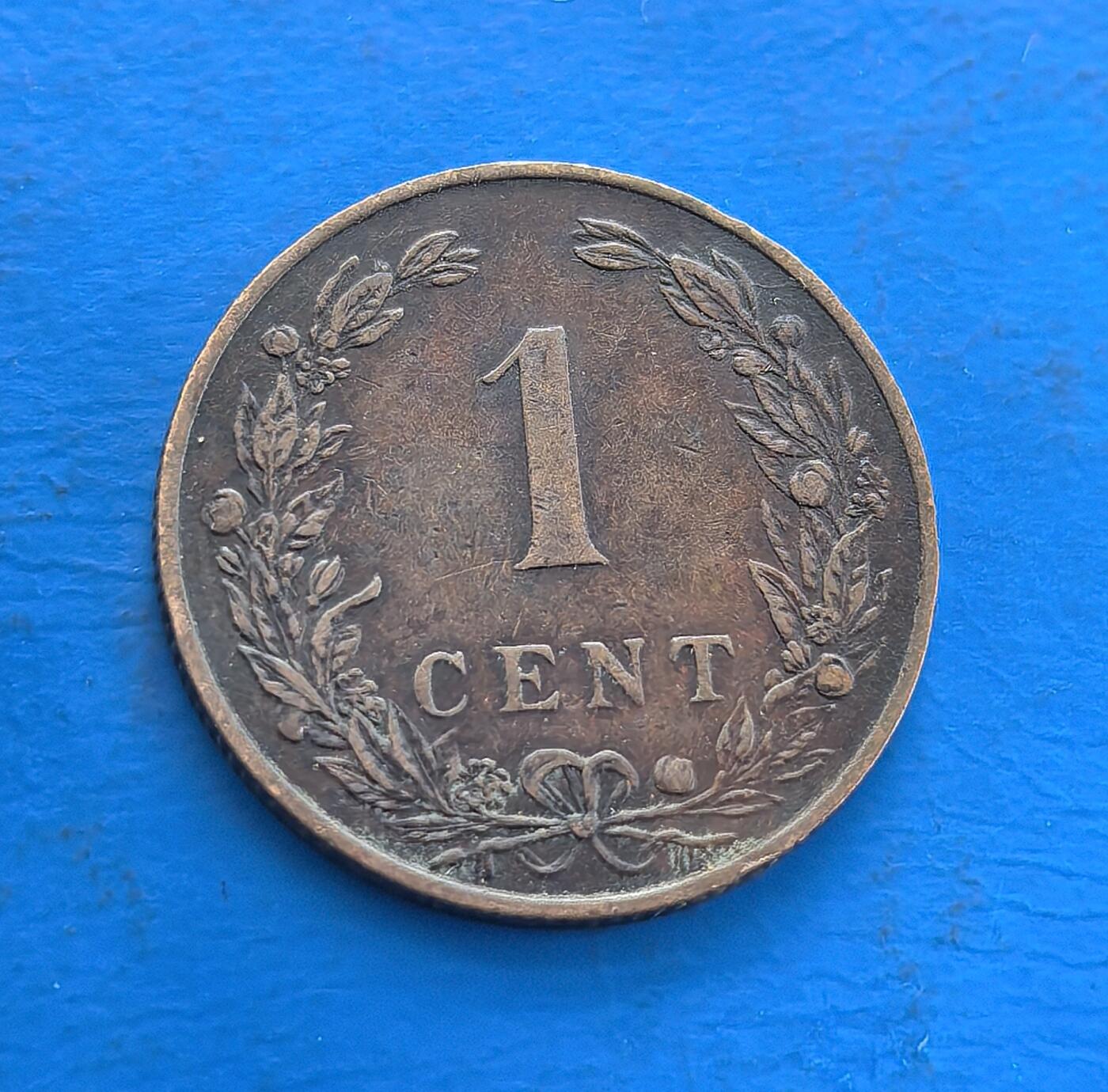 外国优质老铜币高银银币，周六九点倒数截拍，满百包邮，持续收拍 荷兰1901 年壹分，铸于威廉明娜女王统治期，见证荷兰王国时代。正面雄狮国徽展王室威严，背面花环围面值，青铜包浆载百年痕迹。属殖民流通币标本，设计融王权与自然元素，存世渐稀，是解码荷兰历史、欧币收藏入门的独特标的 。