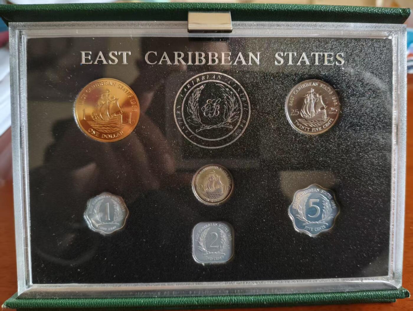 ❤️【币观天下】❤️ 第337期钱币拍卖- 2026.1.2周五晚上6点半场-长期征集拍品 加勒比地区1986年精制套币 皇家铸币厂出品，发行量2500套，这套基本都有氧化