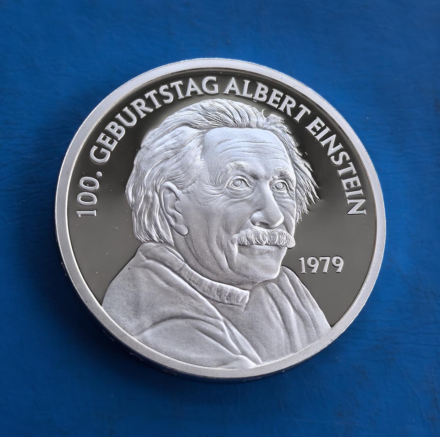 外国优质老铜币高银银币，周六九点倒数截拍，满百包邮，持续收拍 东德1979 年爱因斯坦诞辰百年精制纪念章，直径35.9mm，23克，正面爱因斯坦肖像刻画传神，背面东德国徽环绕 “和平・社会主义” 铭文。冷战背景下，社会主义国家对科学巨匠的纪念，融合科学丰碑与时代符号，题材稀缺、雕刻精湛，是解码科学史与冷战文化的收藏佳选，艺术与历史价值兼具 。