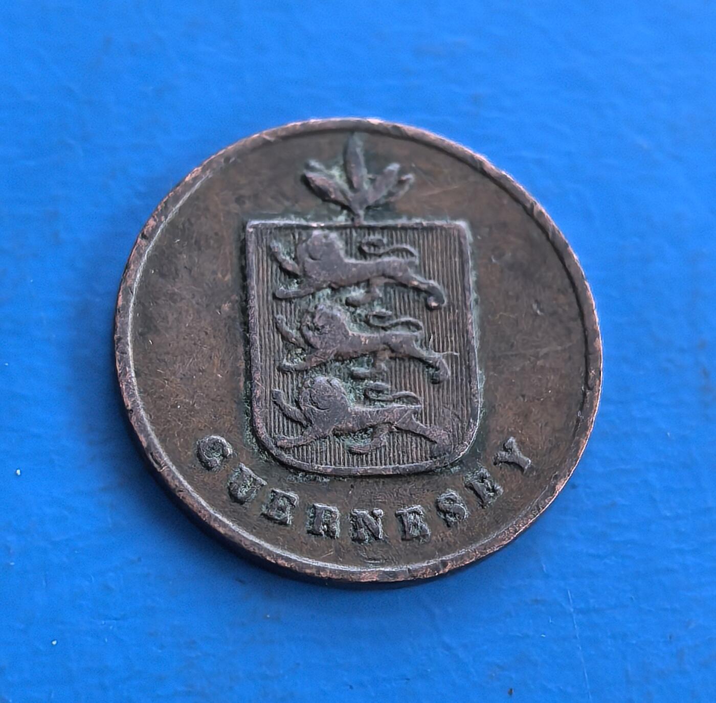 外国优质老铜币高银银币，周六九点倒数截拍，满百包邮，持续收拍 英属根西岛1830 年1道布 铜币，背面镌三狮纹章（呼应英王室），正面简洁标面值与纪年。见证海峡群岛 19 世纪货币史，铜质包浆凝岁月痕，属小众地域币。承载英属领地经济脉络，为研究根西岛纹章、殖民货币的稀有标本，填补收藏版图，藏百年历史厚重与设计巧思 。