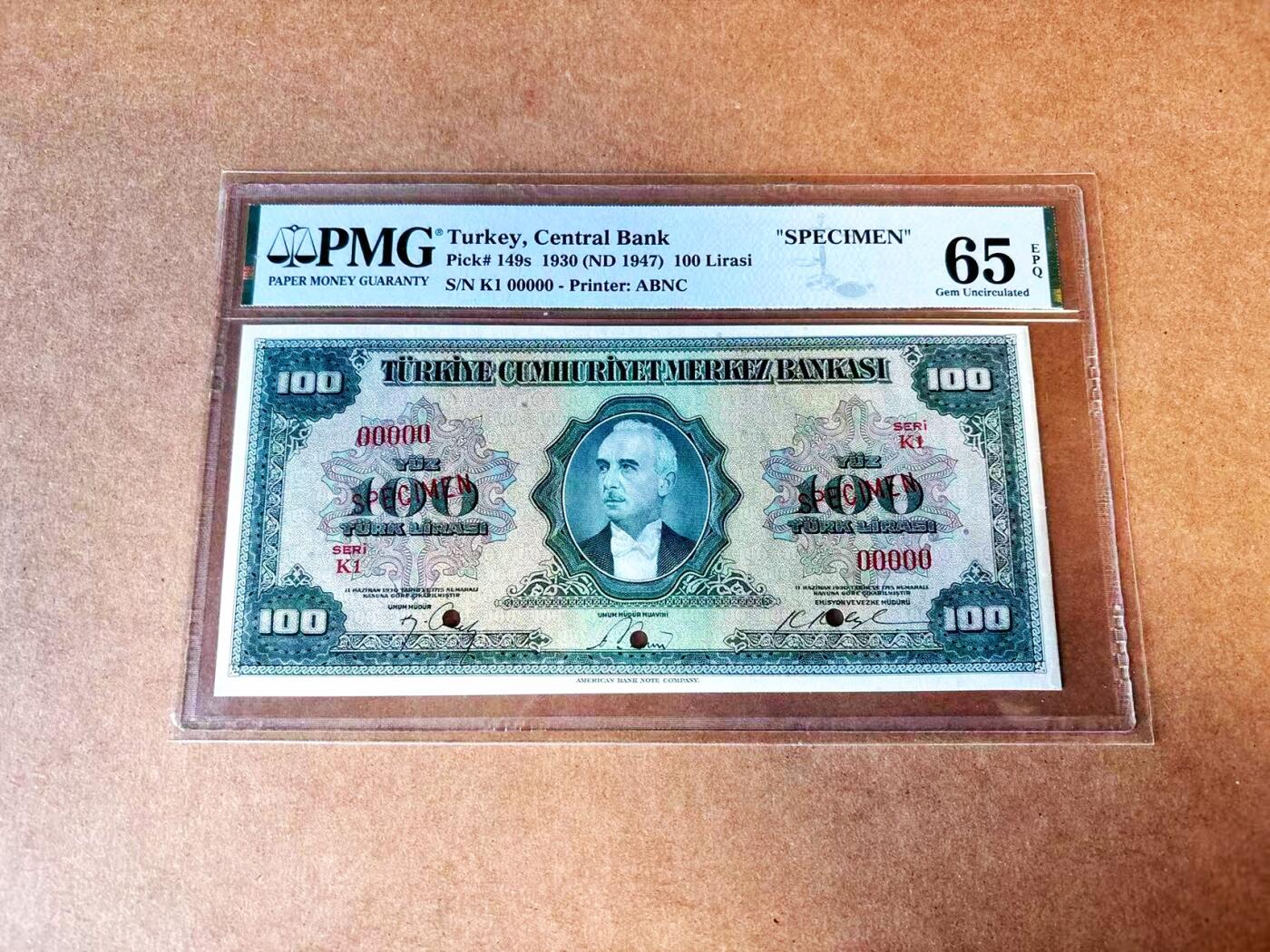 【Blue Auction】世界纸币精拍第770期——18级TOP拍卖/信誉/品质/专业/高效💫 土耳其 1947年100里拉 最高值 PMG65EPQ 绝品样钞 ABNC出品 雕刻非常精美 高价值 正面系土耳其第二任总统穆斯塔法 背面雕刻精美大气的如梅利堡垒是全世界的军事建筑物中最美丽的杰作之一，又称之为欧洲堡垒，是苏丹麦合麦征服伊斯坦布尔时（1452年）仅用4个月建造的，如今为土耳其著名景点