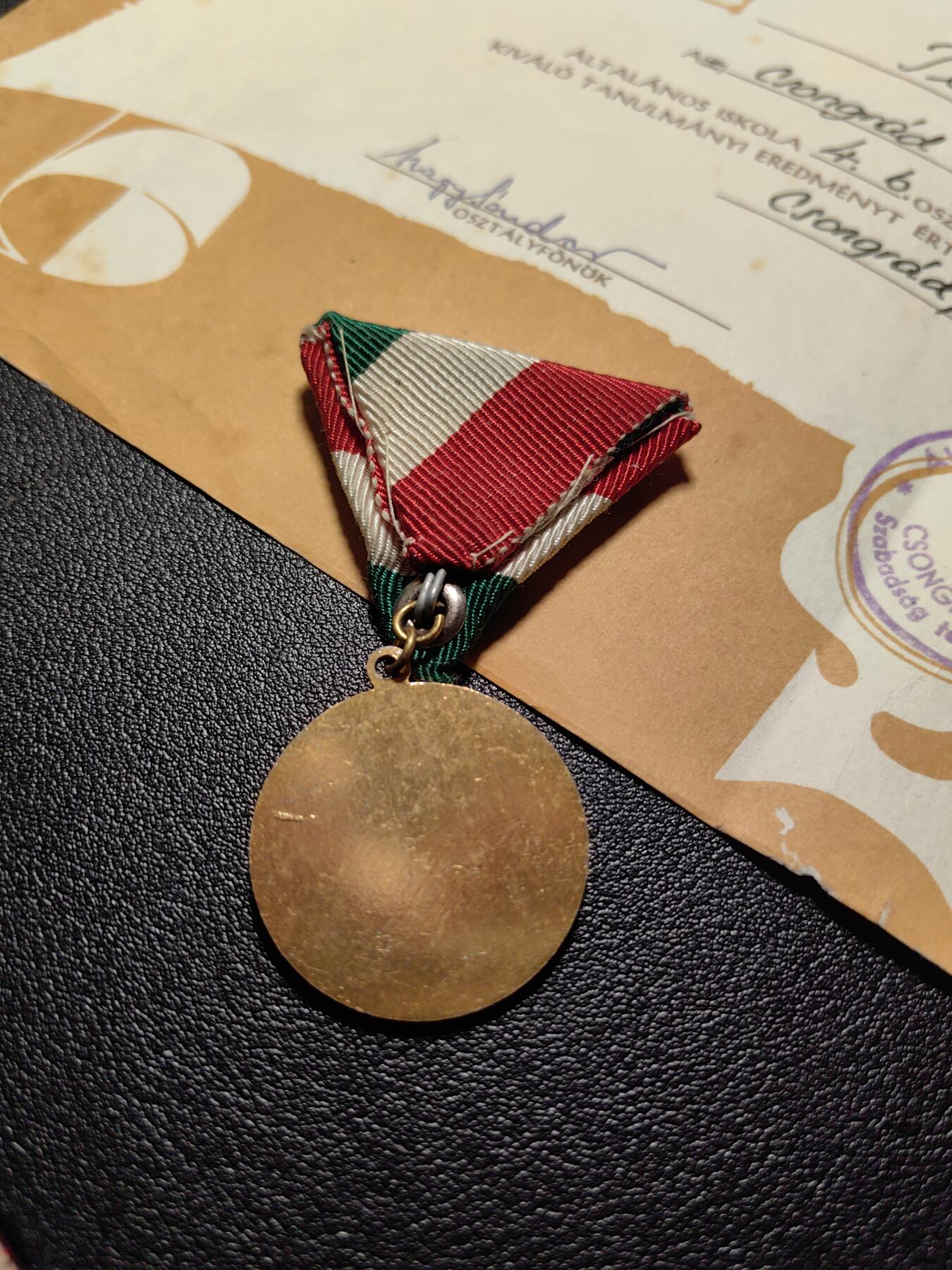 靖甫拍卖新拍第一场 匈牙利学霸奖章带证 60年代证书