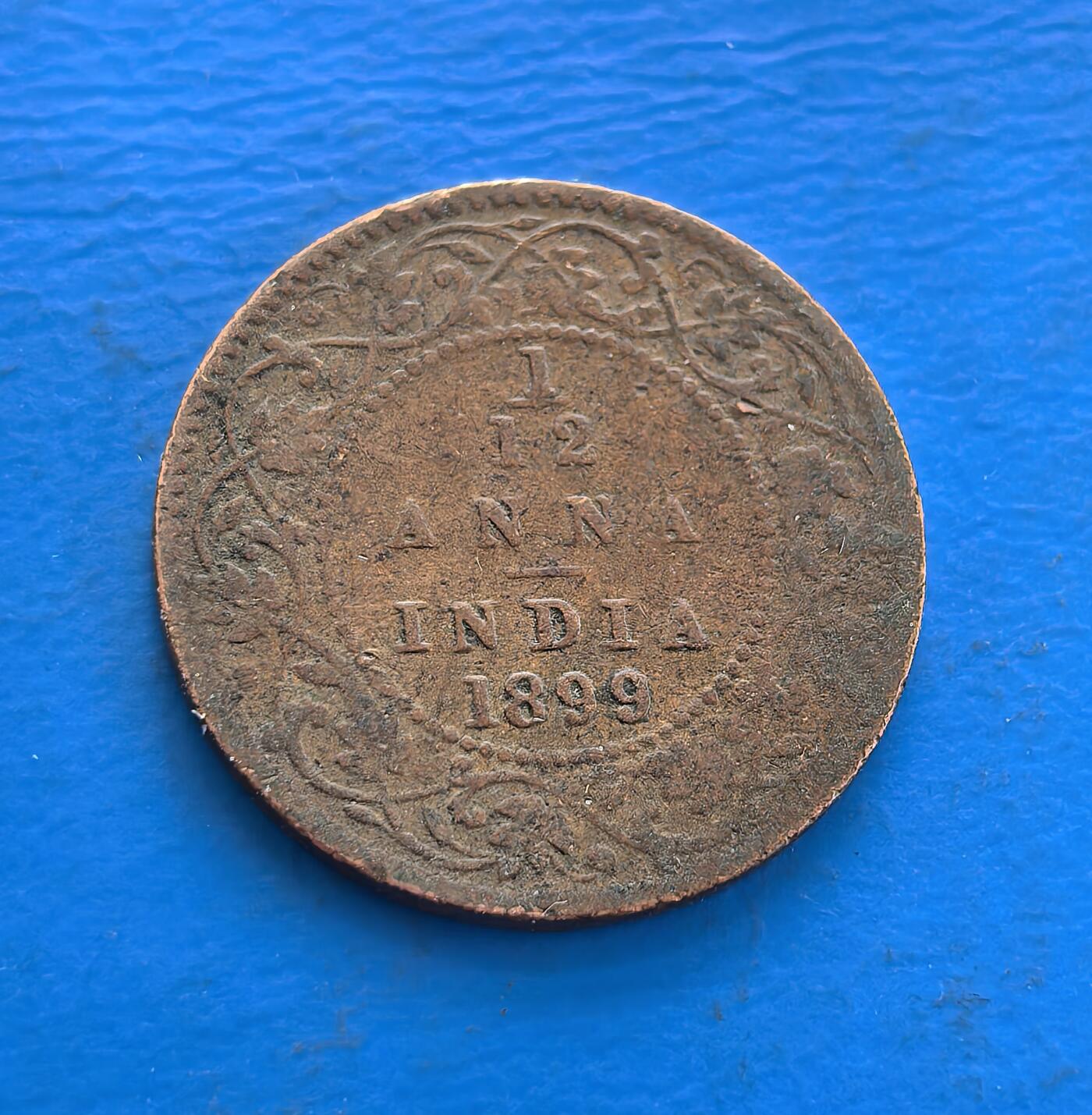 外国优质老铜币高银银币，周六九点倒数截拍，满百包邮，持续收拍 英属印度1899 年 1/12 安娜铜币，正面镌维多利亚女王肖像，背面繁花饰面值，包浆凝百年痕迹。见证英殖民印度鼎盛期，属殖民货币稀缺标本，解码殖民经济与文化交融，承载厚重历史，是收藏触摸帝国遗产、洞察印度过往的独特标的，小众却藏时代脉络 。