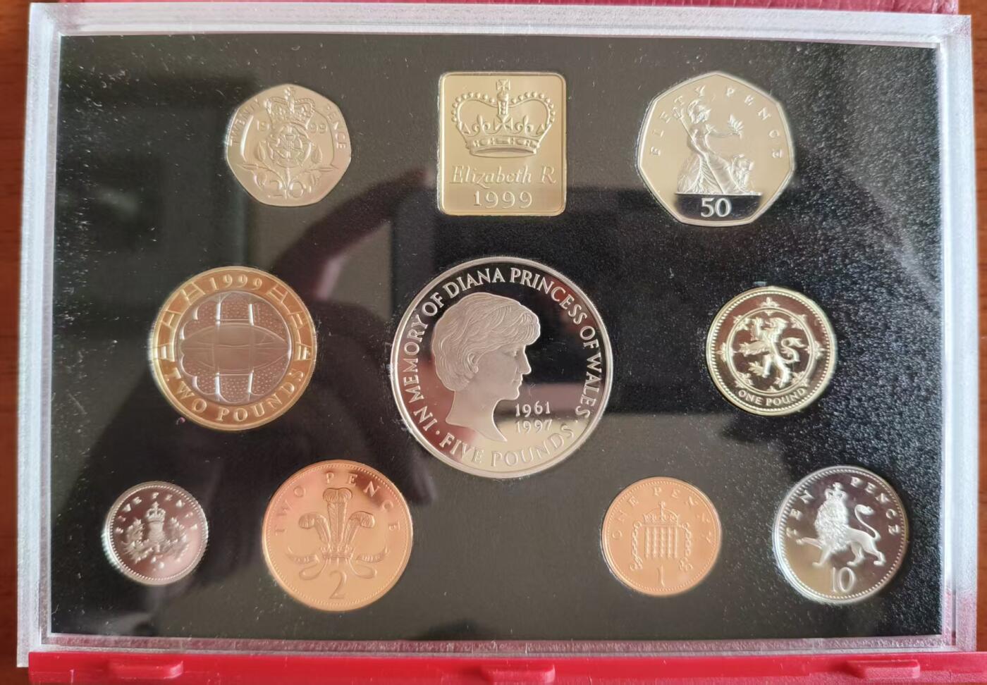 ❤️【币观天下】❤️ 第337期钱币拍卖- 2026.1.2周五晚上6点半场-长期征集拍品 英国1999年红本精制套币 人民的王妃戴安娜五镑 橄榄球世界杯两镑和苏格兰立狮一镑