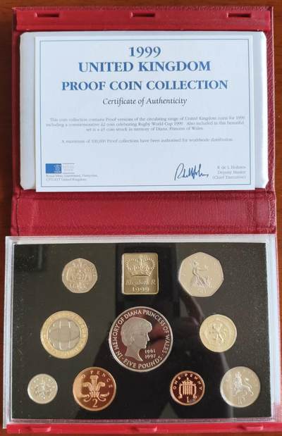 ❤️【币观天下】❤️ 第337期钱币拍卖- 2026.1.2周五晚上6点半场-长期征集拍品 - 英国1999年红本精制套币 人民的王妃戴安娜五镑 橄榄球世界杯两镑和苏格兰立狮一镑