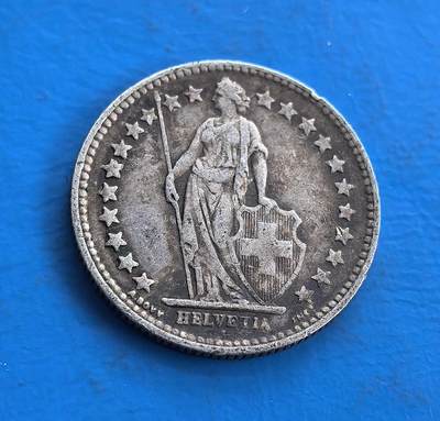 外国优质老铜币高银银币，周六九点倒数截拍，满百包邮，持续收拍 - 瑞士1928 年半法郎银币，正面海尔维蒂亚（瑞士象征）持盾立姿，环饰星芒；背面花团环绕 “1/2 Fr.”，雕刻细腻。银质铸于战后，见证中立国坚守，设计融联邦精神与美学。属瑞士经典币，为欧陆中立史、货币工艺收藏添独特标本，藏时代厚重与文化符号 。