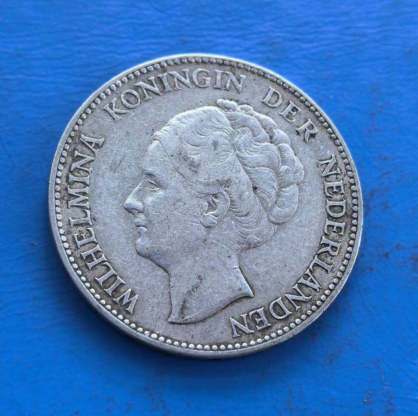 外国优质老铜币高银银币，周六九点倒数截拍，满百包邮，持续收拍 荷兰1929 年1 盾银币，正面威廉明娜女王像，背面王室纹章，银质包浆凝岁月。值大萧条前夜，见证两次大战间荷兰君主制脉络，铸工精湛。存世因流通渐稀，属王室币系标本，融历史符号与欧陆币艺，小众收藏解码异域王室与时代的独特标的 。