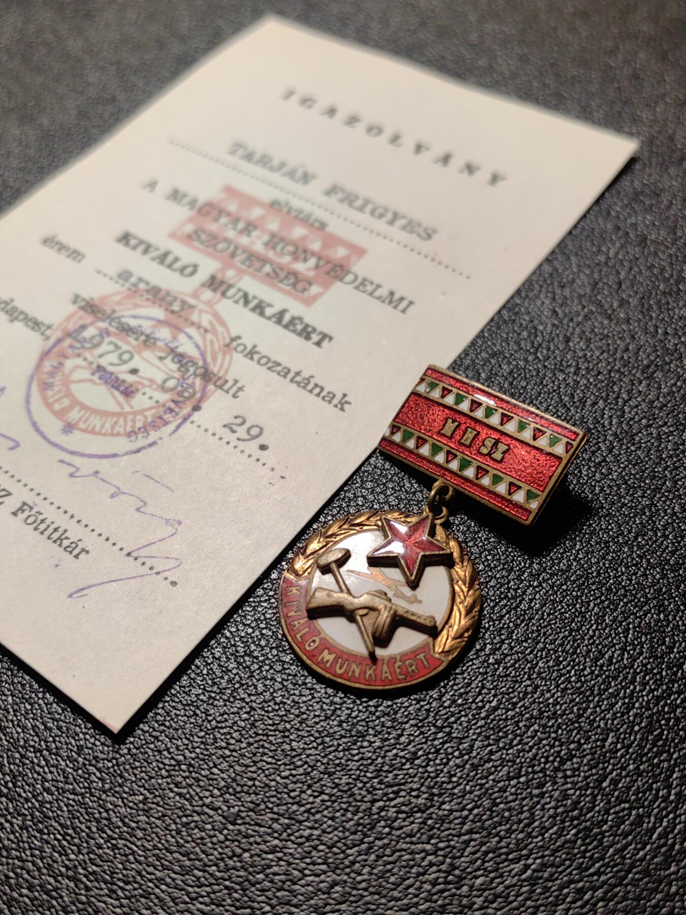 靖甫拍卖新拍第一场 匈牙利优秀工作者证章带证 铜真珐琅